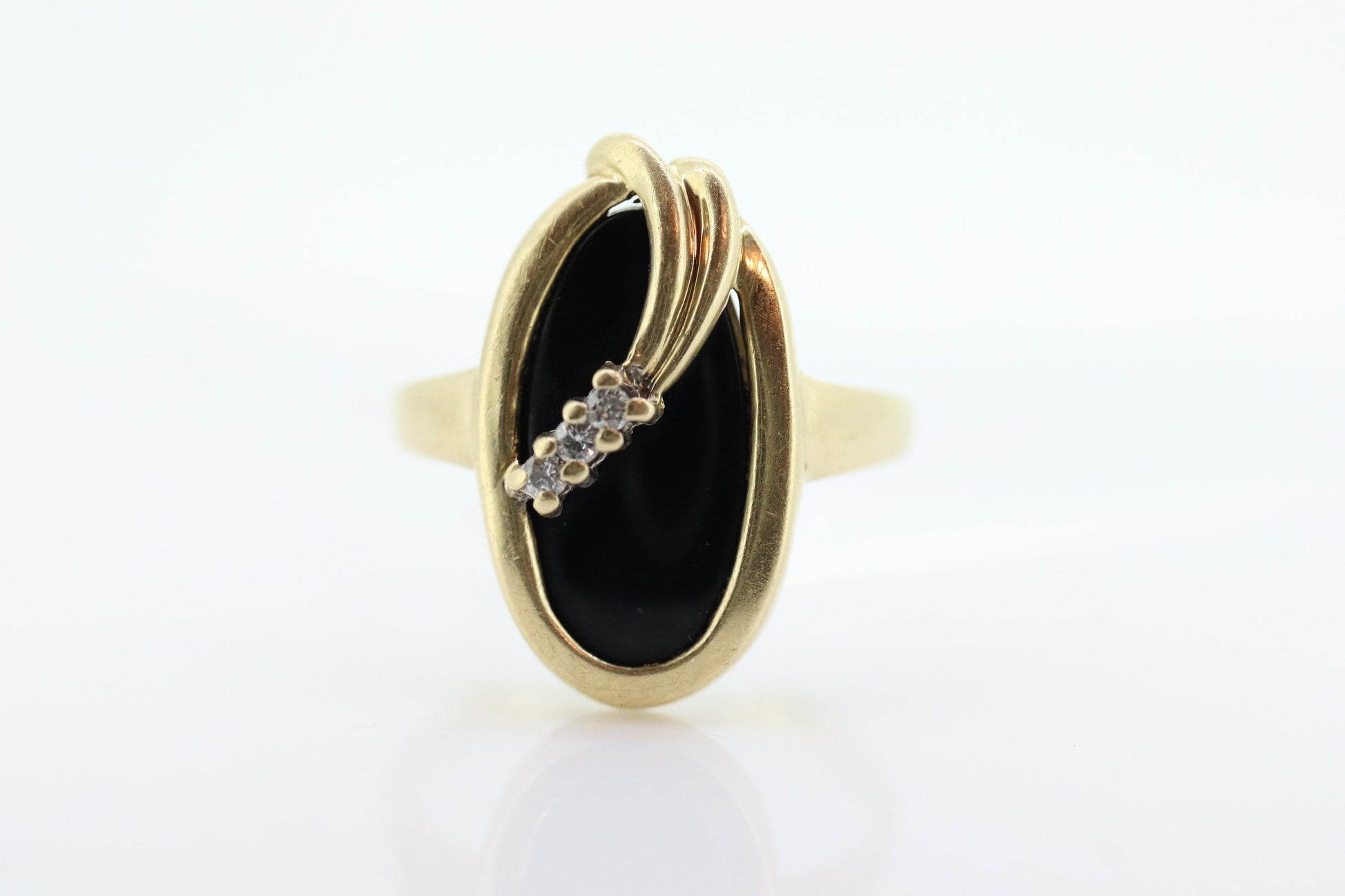 14k ONYX and diamond ring. Oval Onyx bezel set with tiny diamonds mourning ring. st(81)