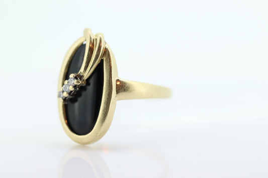 14k ONYX and diamond ring. Oval Onyx bezel set with tiny diamonds mourning ring. st(81)
