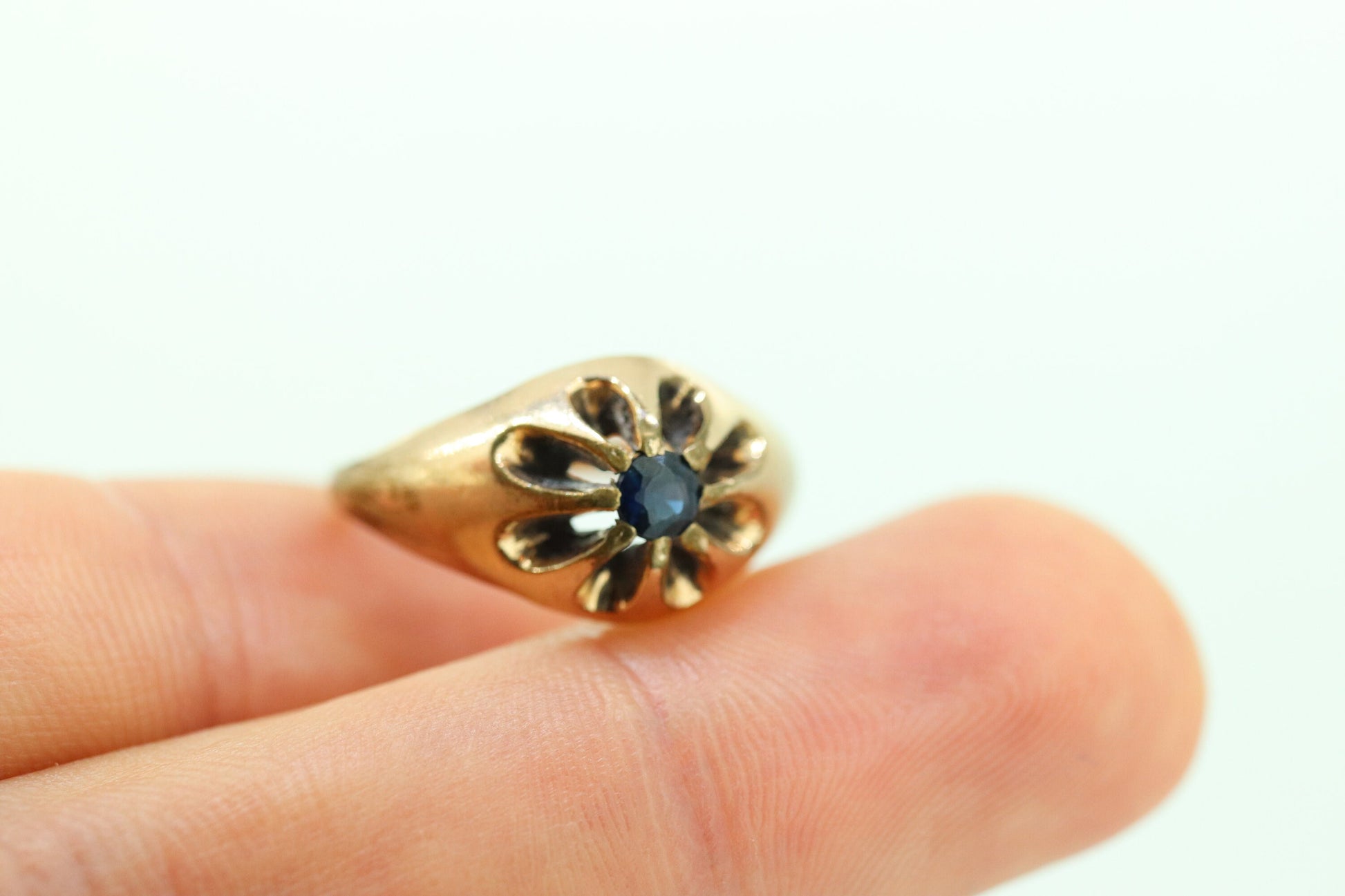 10k Blue Sapphire solitaire belcher setting ring. 10k Victorian Belcher set claw Sapphire wide band. st(98)