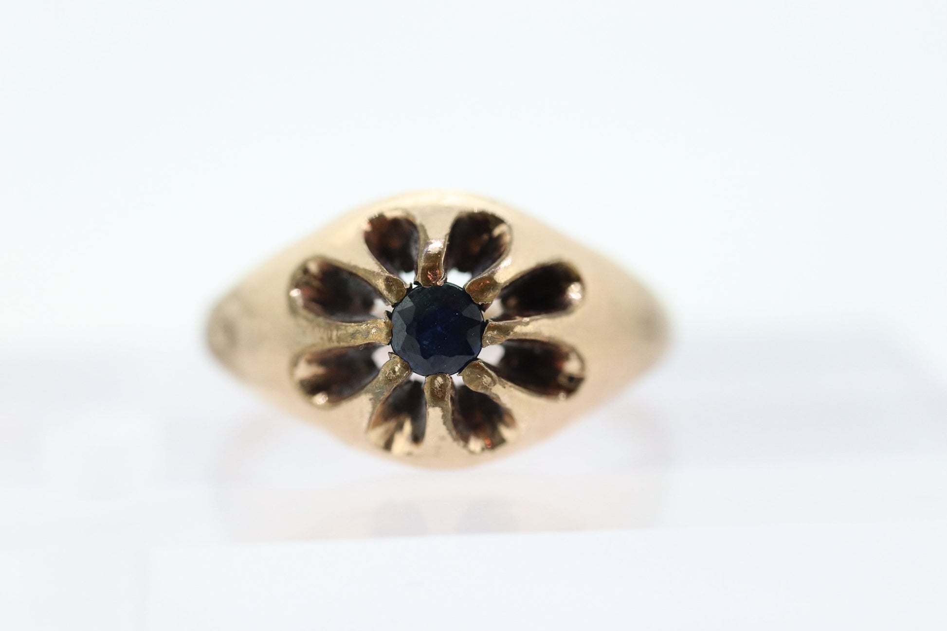 10k Blue Sapphire solitaire belcher setting ring. 10k Victorian Belcher set claw Sapphire wide band. st(98)