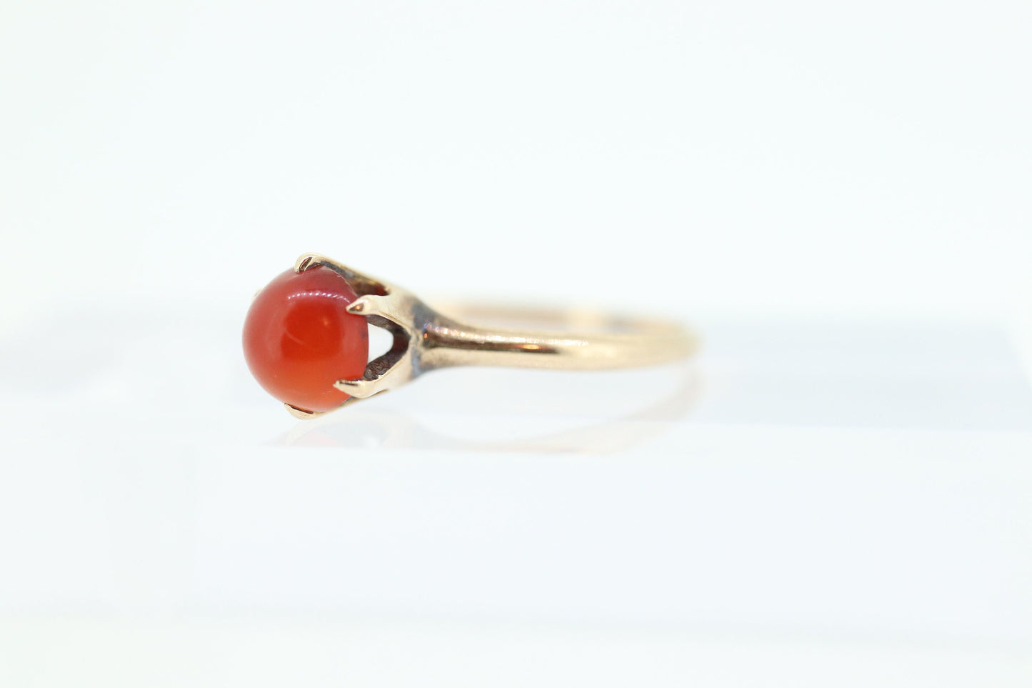 10k Victorian Claw Set Carnelian. Antique 10k Gold Round carnelian claw set solitaire cabochon. st(56)