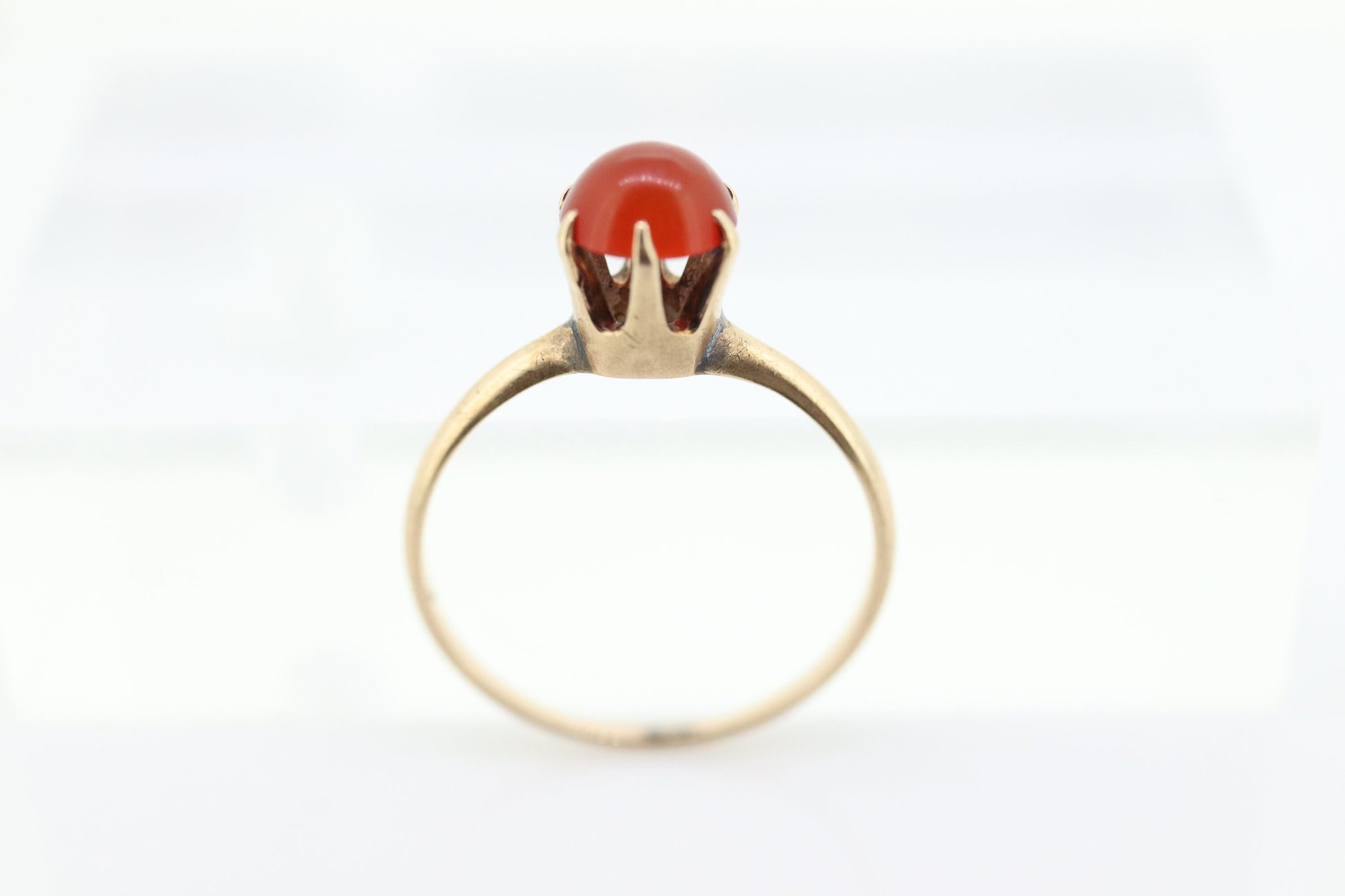 10k Victorian Claw Set Carnelian. Antique 10k Gold Round carnelian claw set solitaire cabochon. st(56)