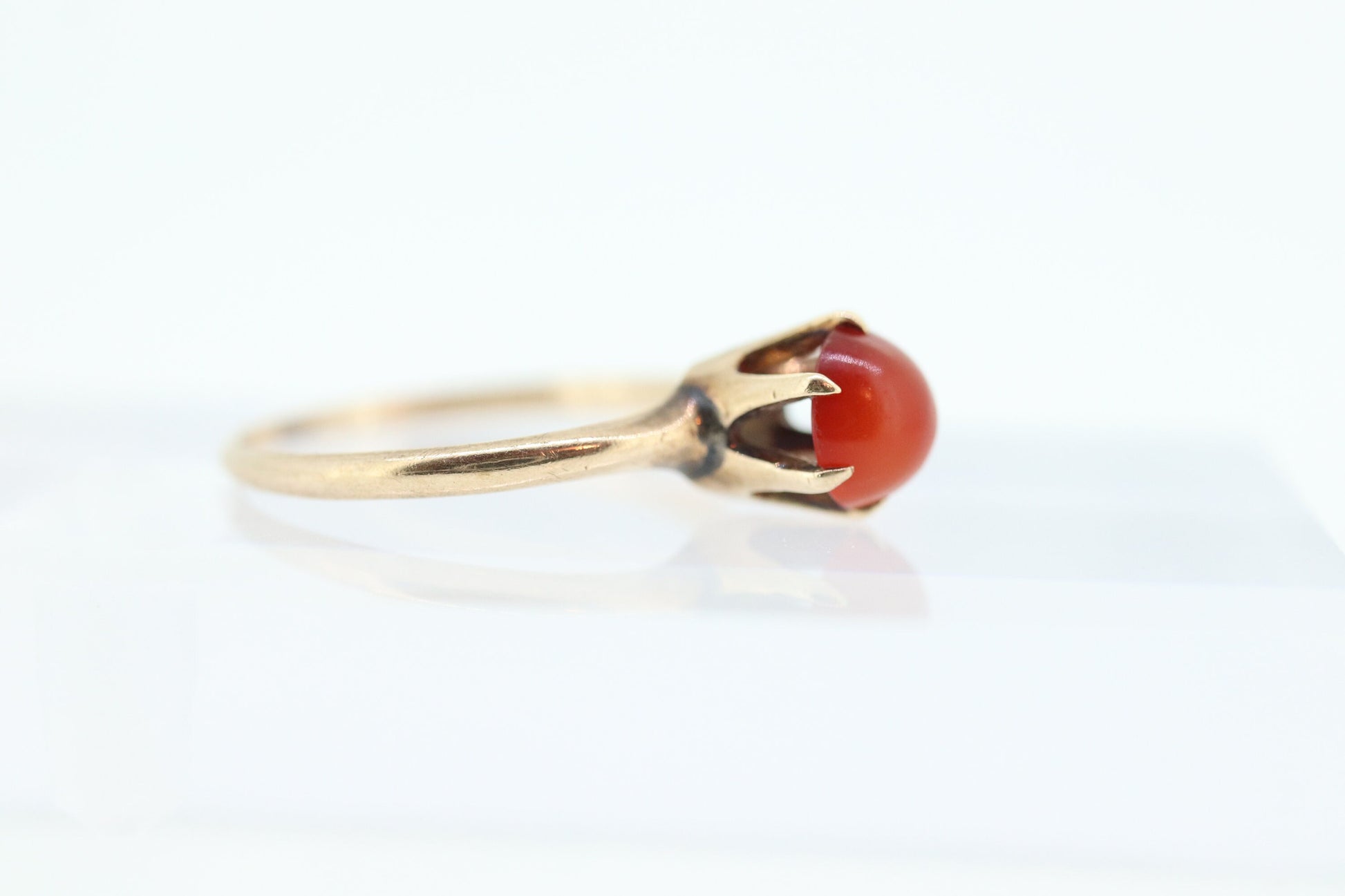 10k Victorian Claw Set Carnelian. Antique 10k Gold Round carnelian claw set solitaire cabochon. st(56)