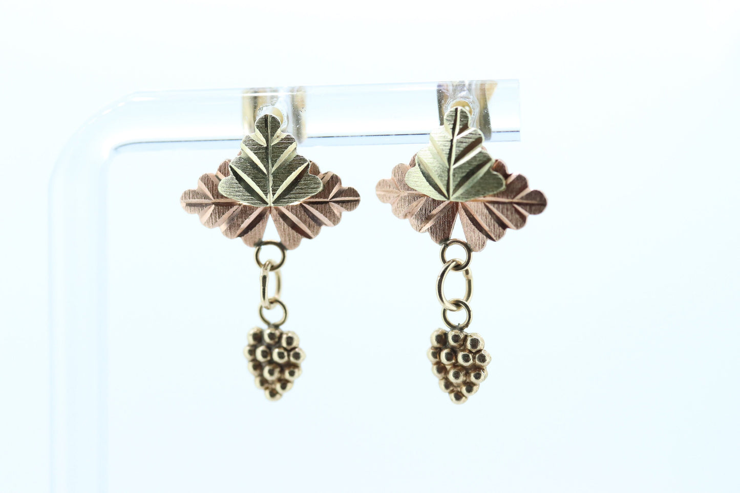 Black Hills Gold Dangle earrings. Black Hills Vine Leaves Dangle earrings st(30)