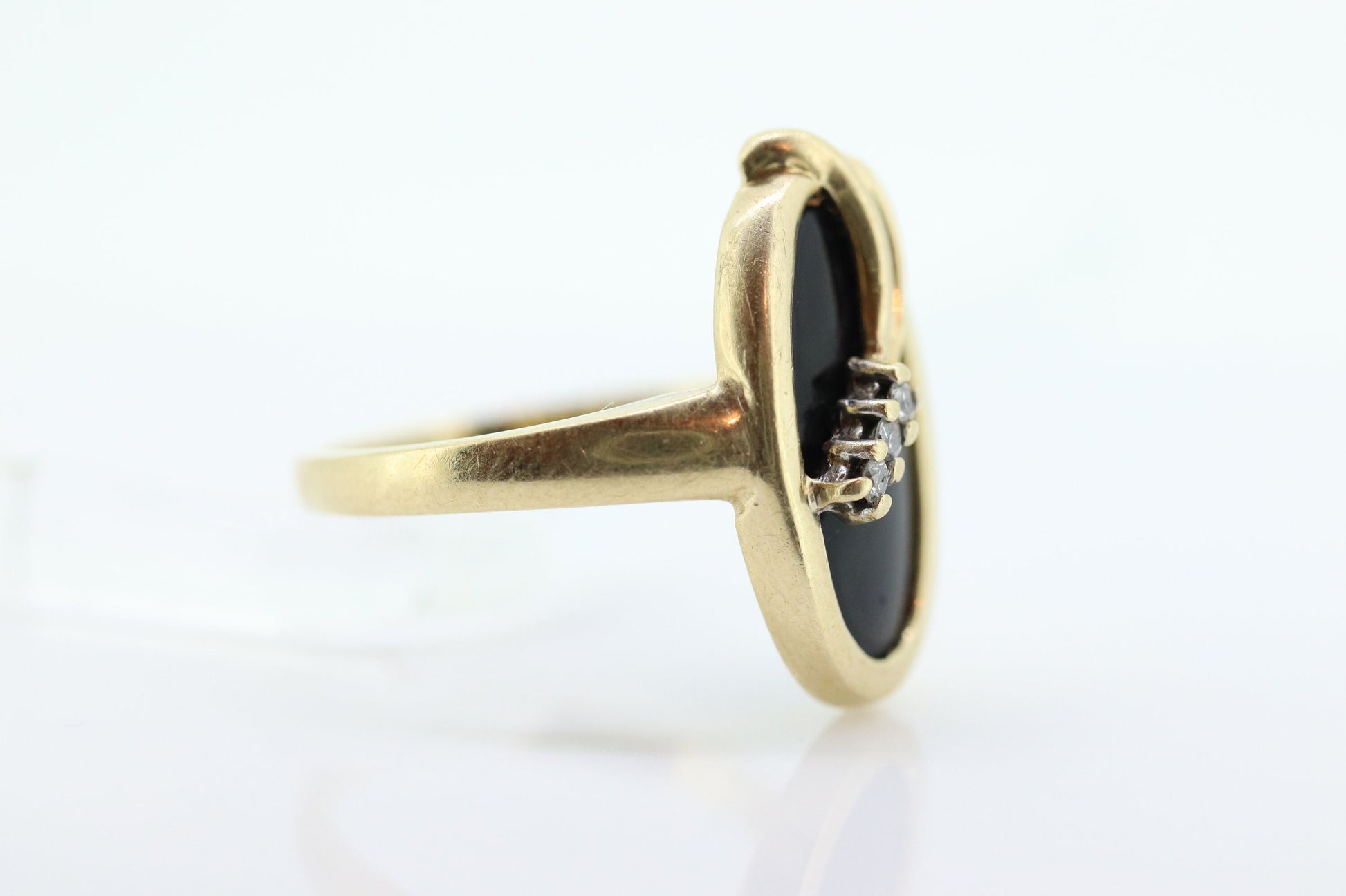 14k ONYX and diamond ring. Oval Onyx bezel set with tiny diamonds mourning ring. st(81)