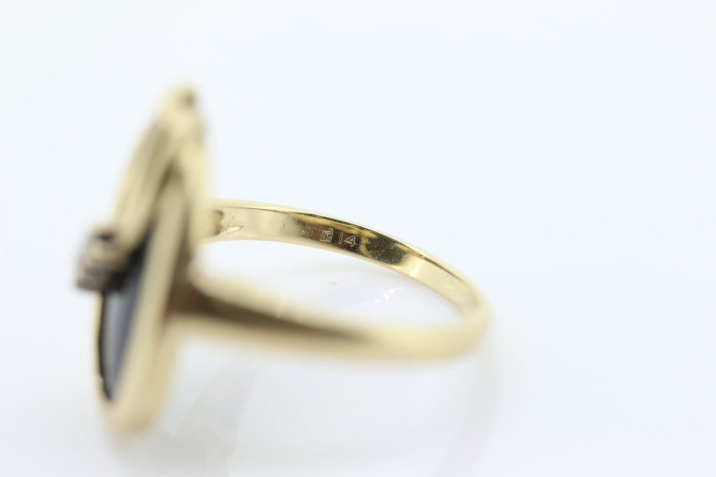 14k ONYX and diamond ring. Oval Onyx bezel set with tiny diamonds mourning ring. st(81)