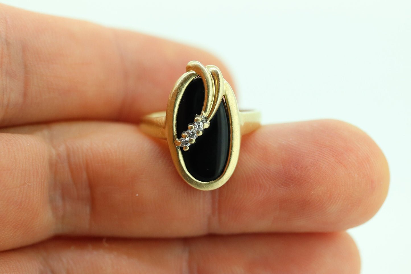 14k ONYX and diamond ring. Oval Onyx bezel set with tiny diamonds mourning ring. st(81)