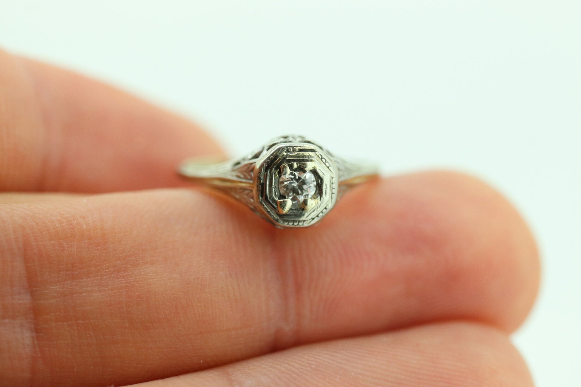 18k Art Deco Diamond ring. 18k White Gold Filigree Ring. Engraved Flower Blossom ring. st(98)