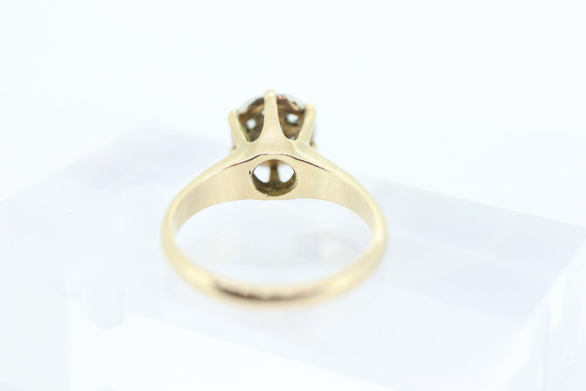 Vintage Diamond Daisy Cluster Elevated on Ring. 14k Yellow gold Vintage Diamond Daisy Cluster Illusion set ring. st(161)