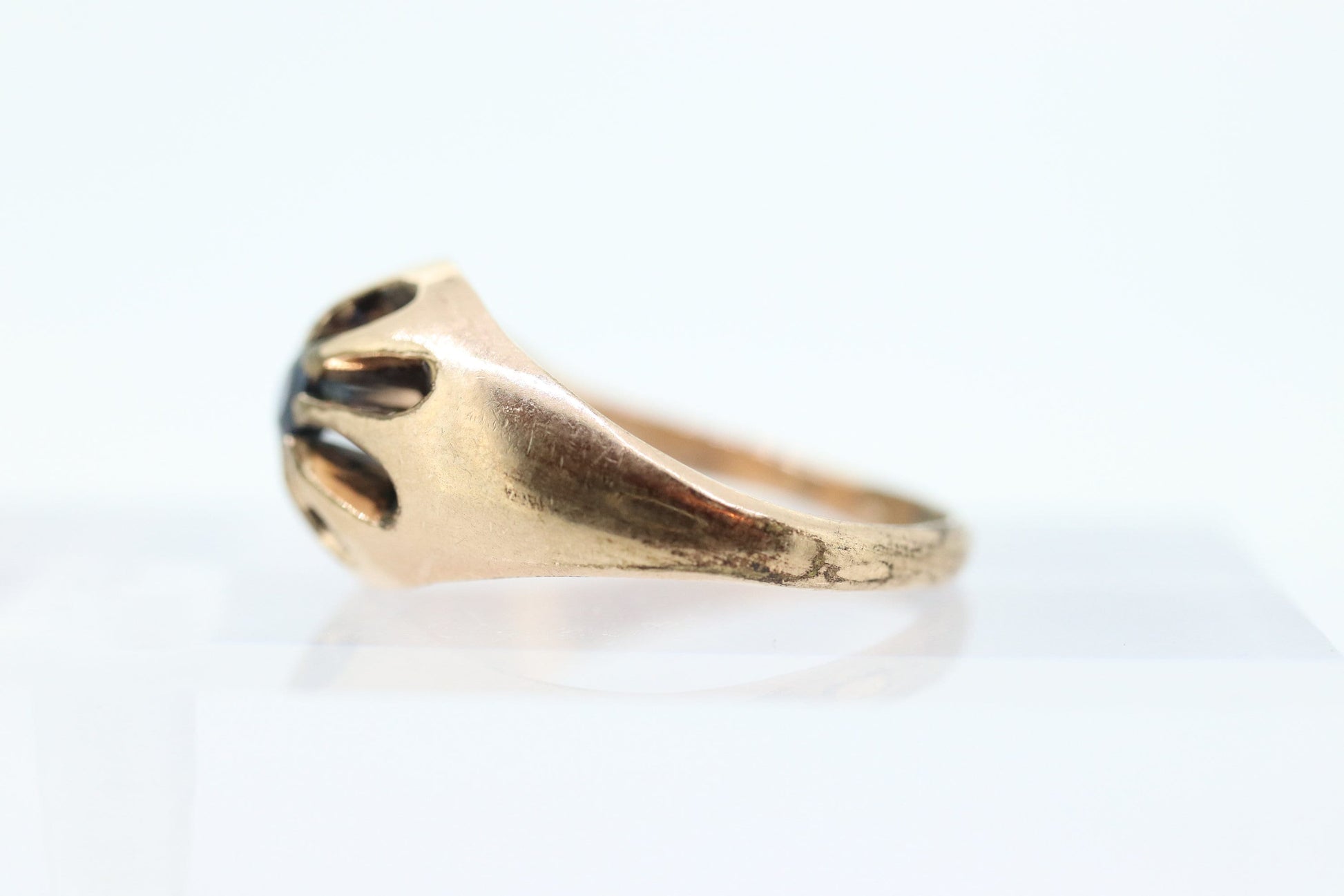 10k Blue Sapphire solitaire belcher setting ring. 10k Victorian Belcher set claw Sapphire wide band. st(98)