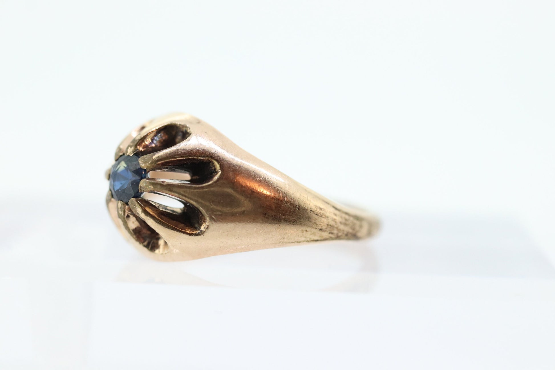 10k Blue Sapphire solitaire belcher setting ring. 10k Victorian Belcher set claw Sapphire wide band. st(98)