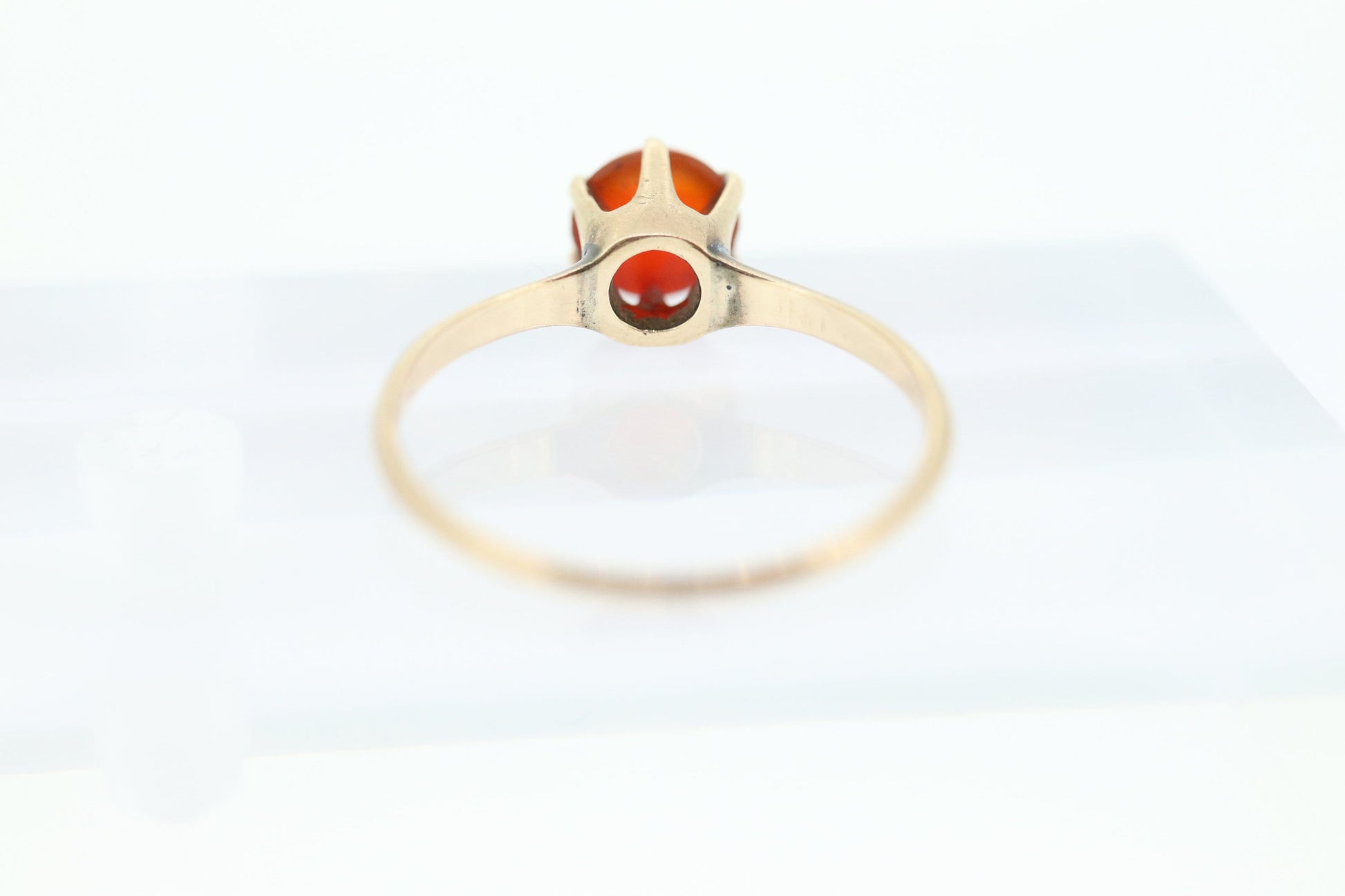 10k Victorian Claw Set Carnelian. Antique 10k Gold Round carnelian claw set solitaire cabochon. st(56)