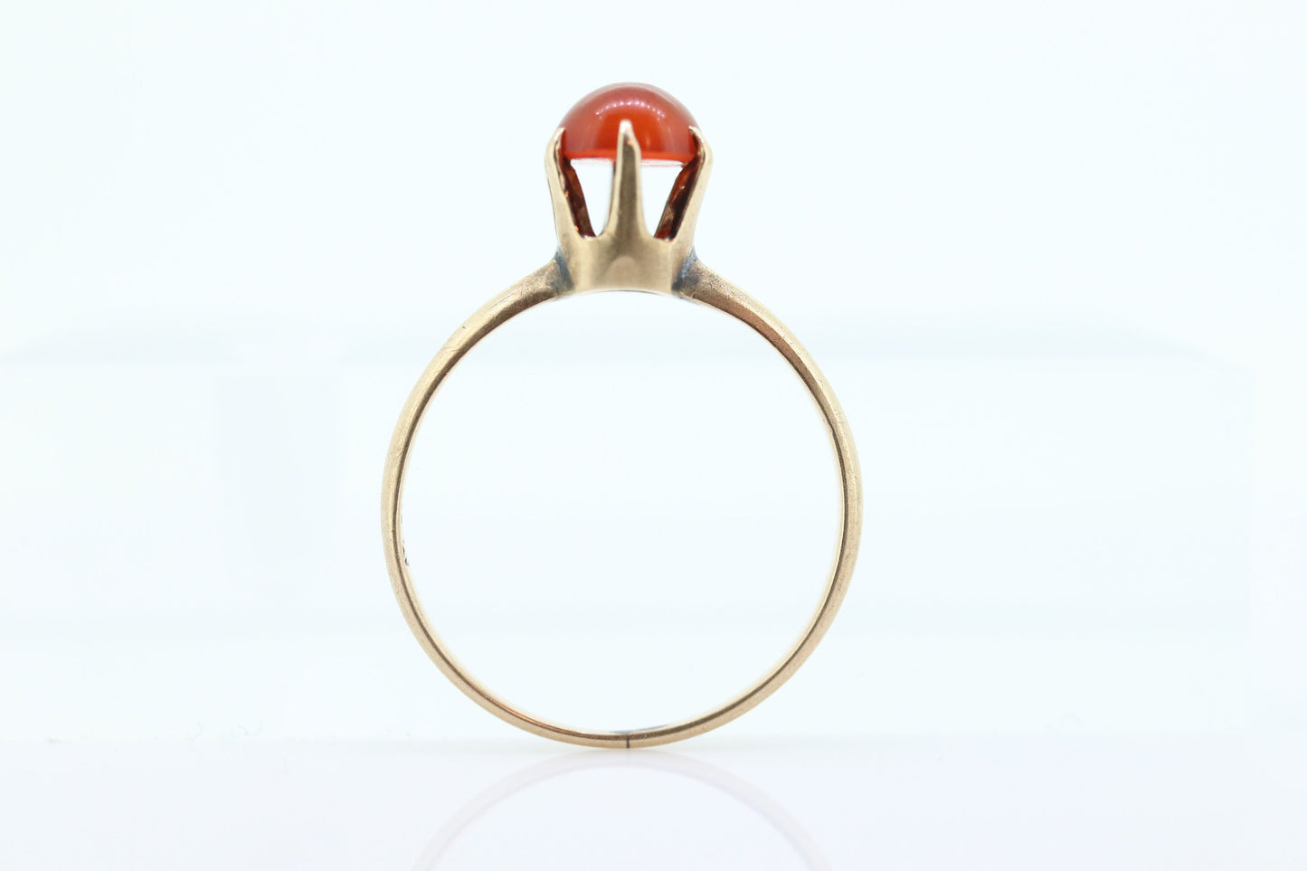 10k Victorian Claw Set Carnelian. Antique 10k Gold Round carnelian claw set solitaire cabochon. st(56)