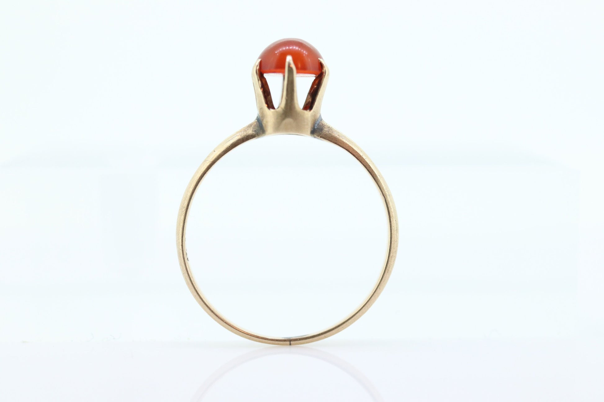 10k Victorian Claw Set Carnelian. Antique 10k Gold Round carnelian claw set solitaire cabochon. st(56)
