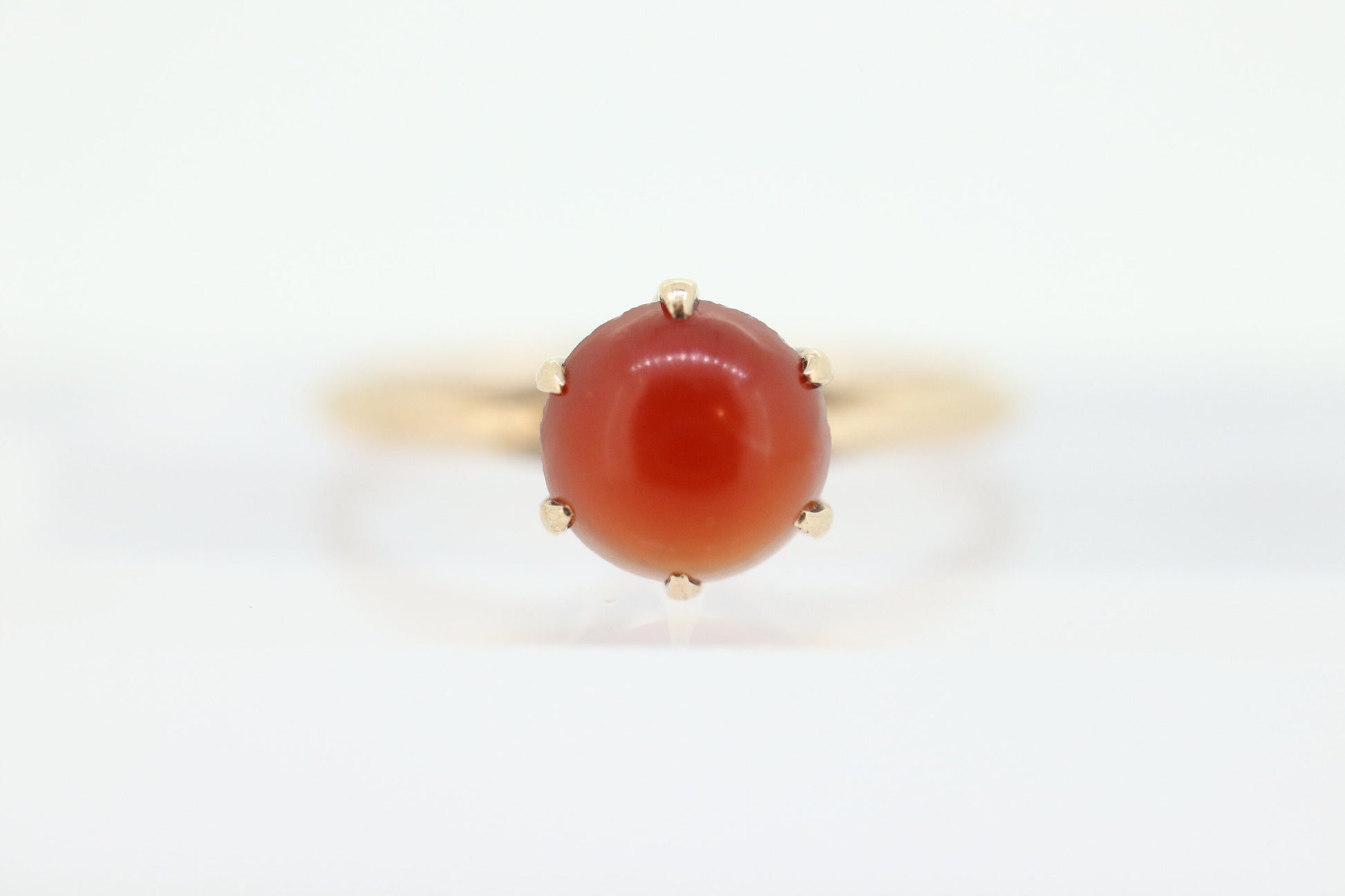 10k Victorian Claw Set Carnelian. Antique 10k Gold Round carnelian claw set solitaire cabochon. st(56)