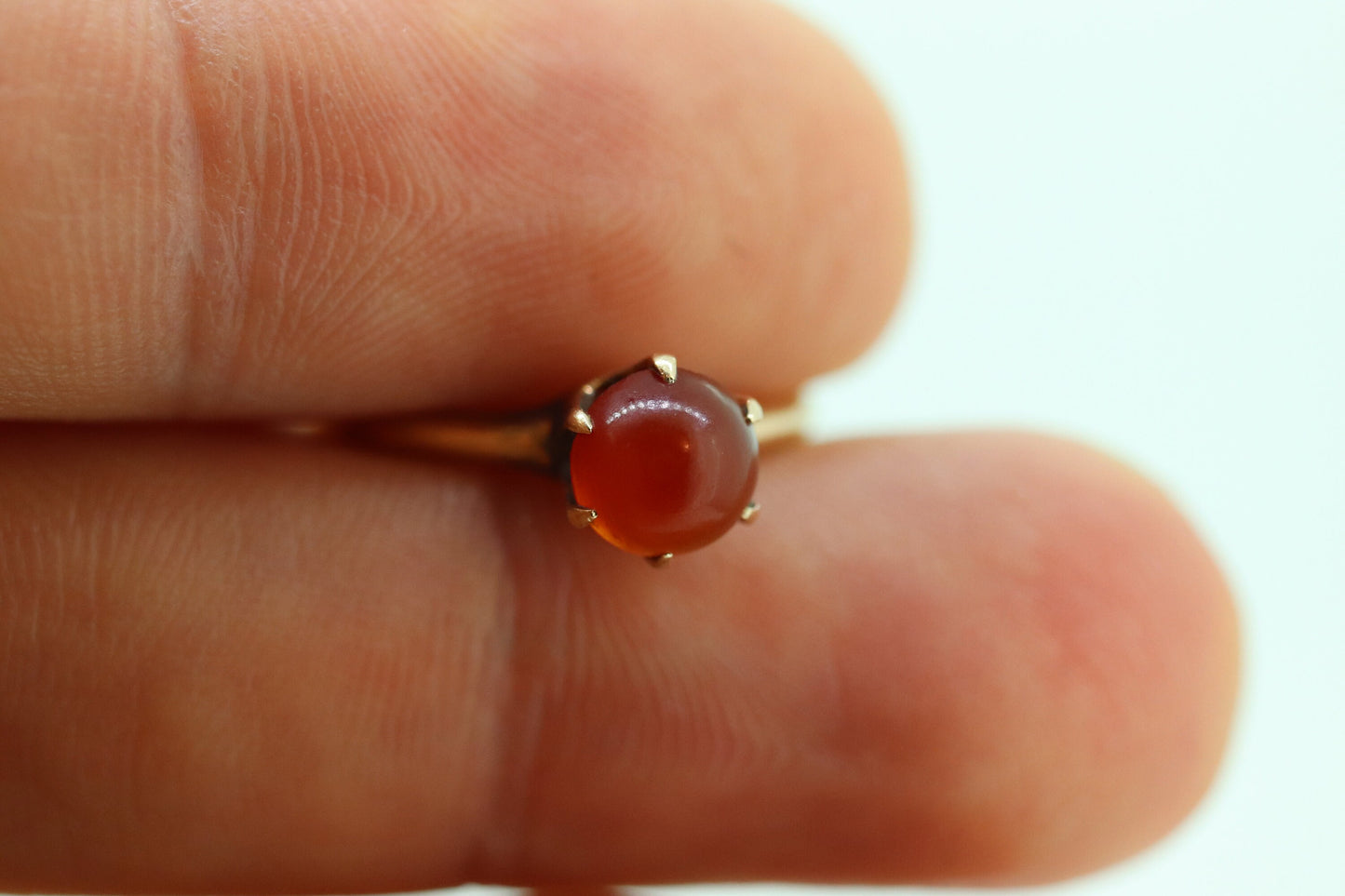 10k Victorian Claw Set Carnelian. Antique 10k Gold Round carnelian claw set solitaire cabochon. st(56)