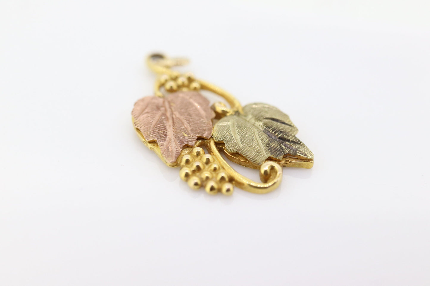10k 12k Black Hills Gold Pendant. Black Hills Gold Vine Leaves Charm st(60)