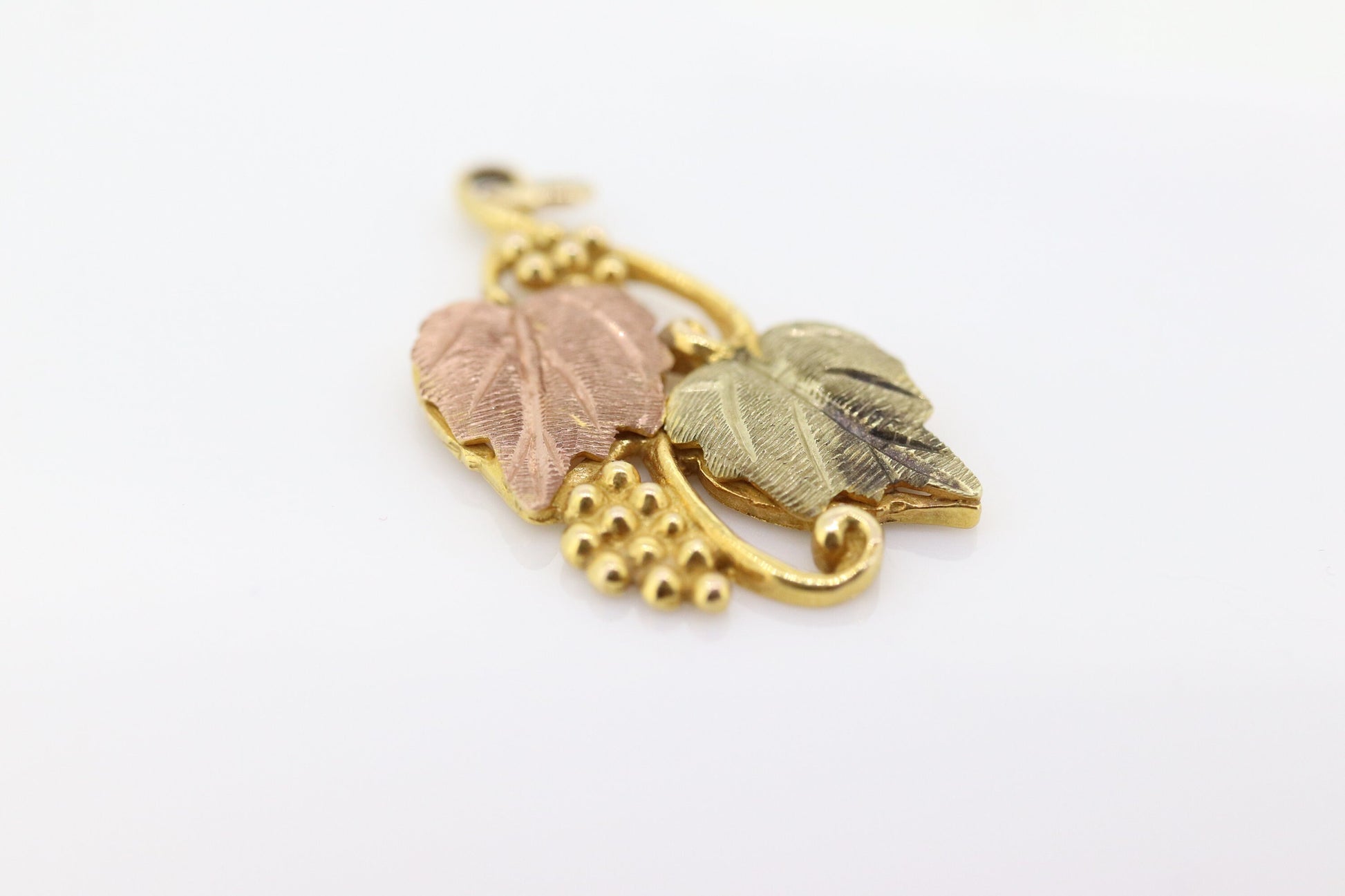 10k 12k Black Hills Gold Pendant. Black Hills Gold Vine Leaves Charm st(60)