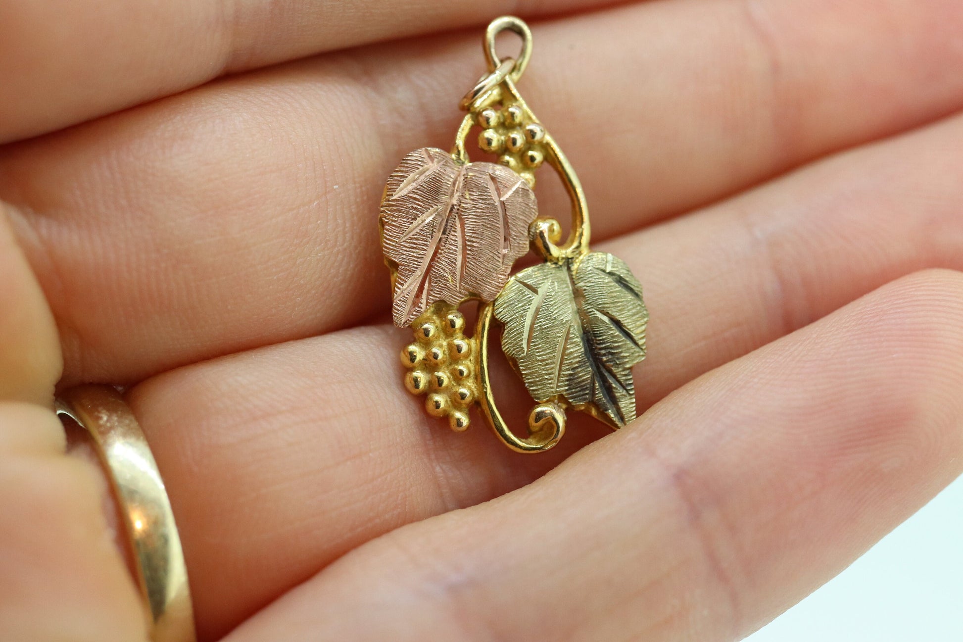 10k 12k Black Hills Gold Pendant. Black Hills Gold Vine Leaves Charm st(60)