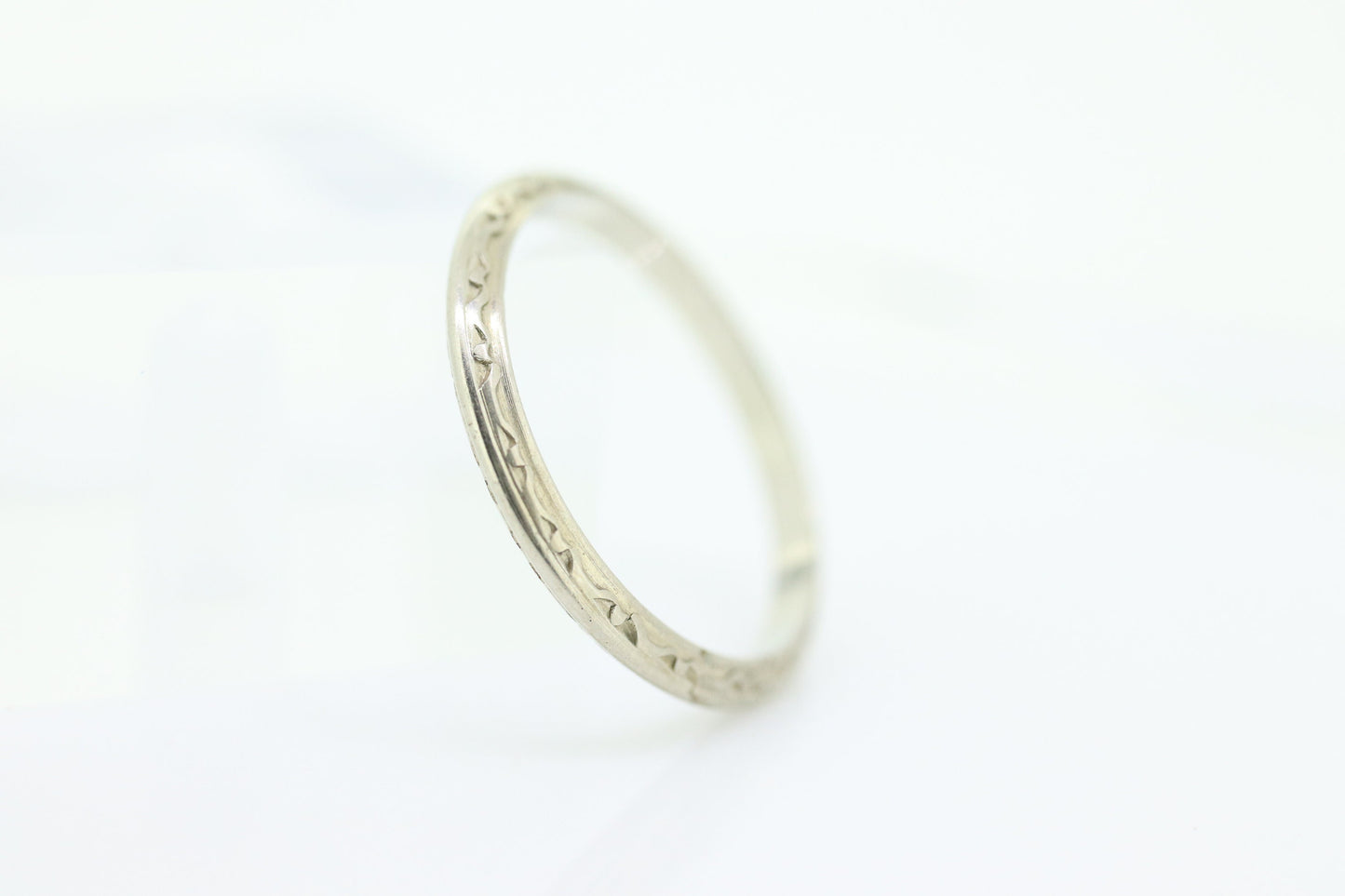 14k Art Deco Flower Engraved Design  Band. Knife Edge Ring. Engraved. st(61)