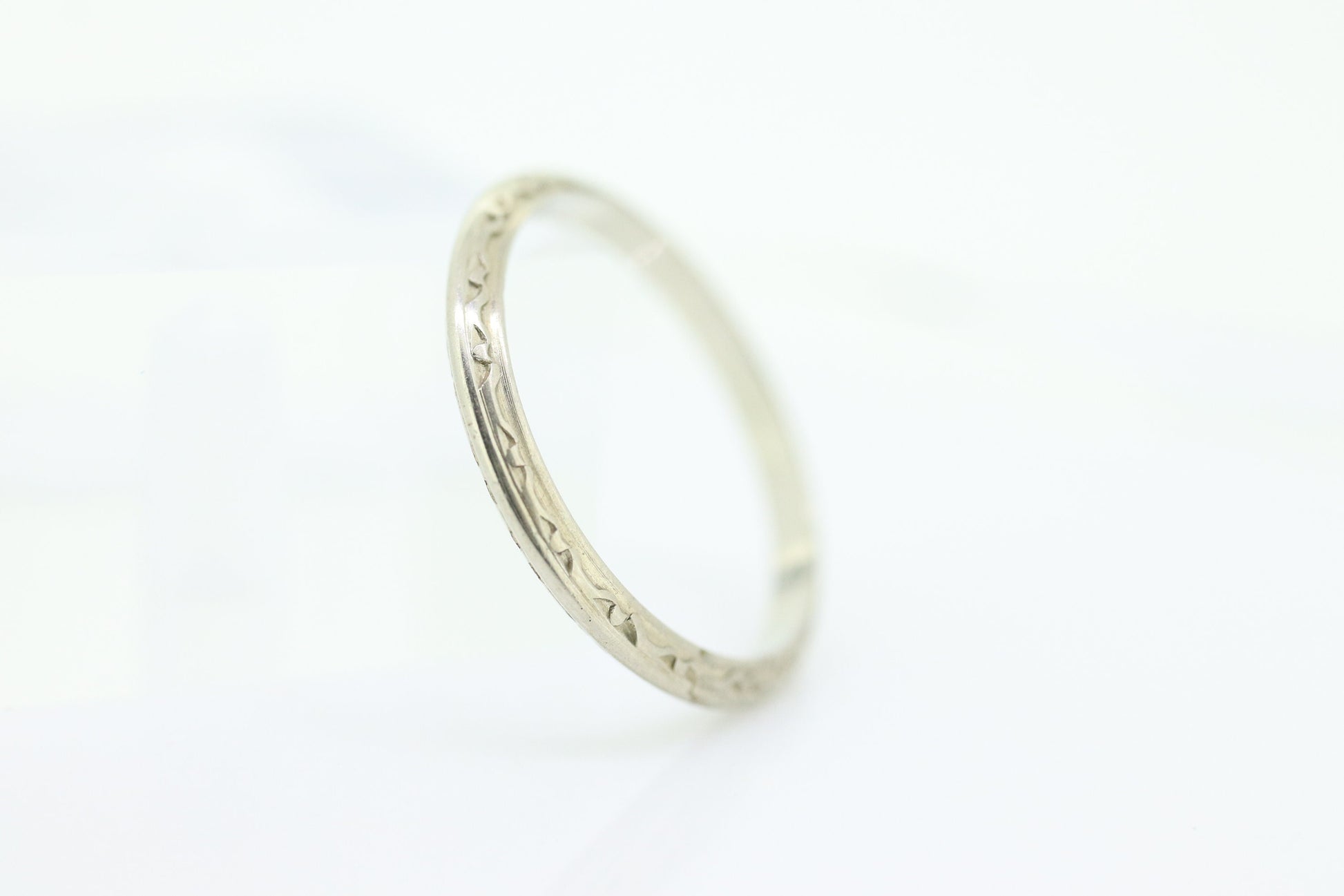 14k Art Deco Flower Engraved Design  Band. Knife Edge Ring. Engraved. st(61)