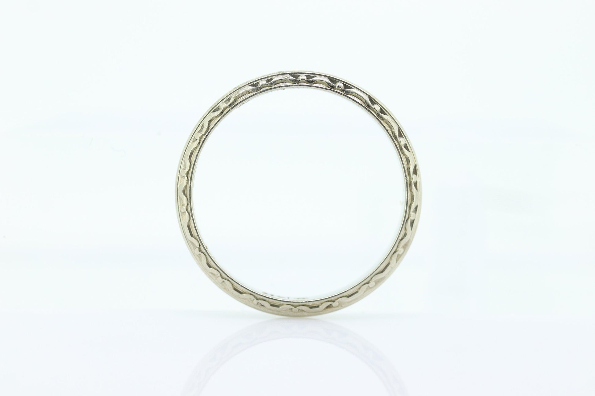14k Art Deco Flower Engraved Design  Band. Knife Edge Ring. Engraved. st(61)