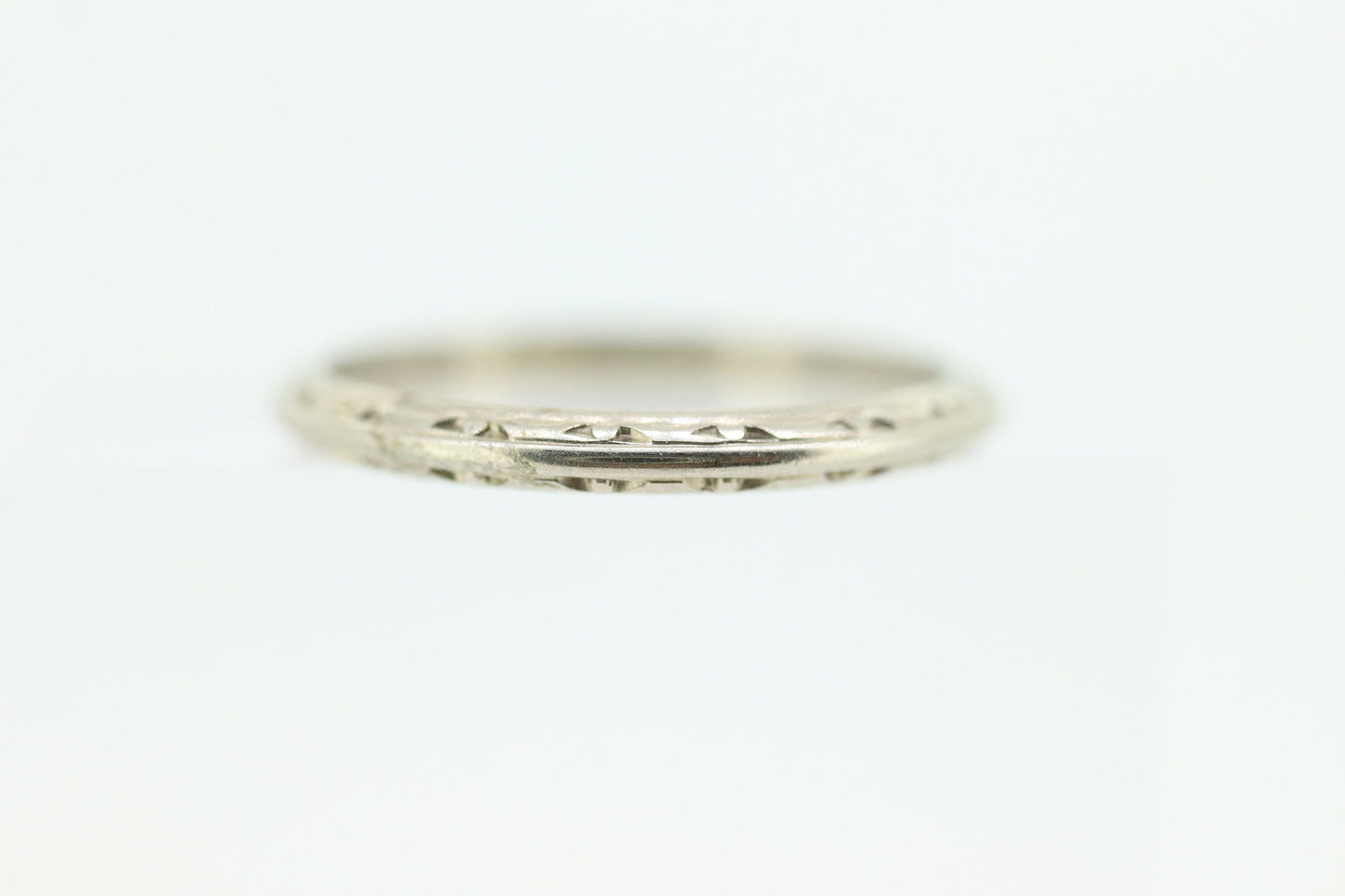 14k Art Deco Flower Engraved Design  Band. Knife Edge Ring. Engraved. st(61)