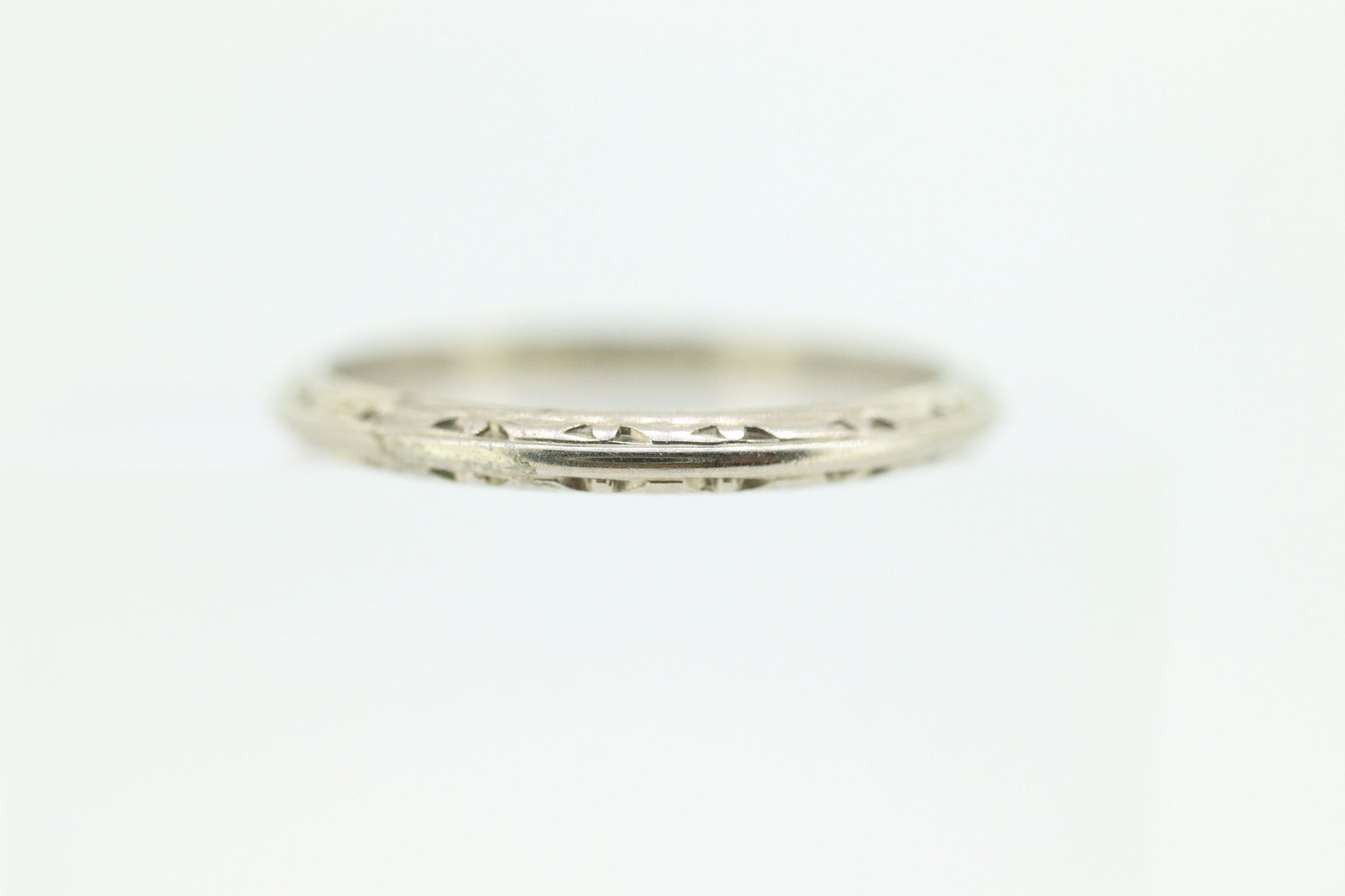 14k Art Deco Flower Engraved Design  Band. Knife Edge Ring. Engraved. st(61)