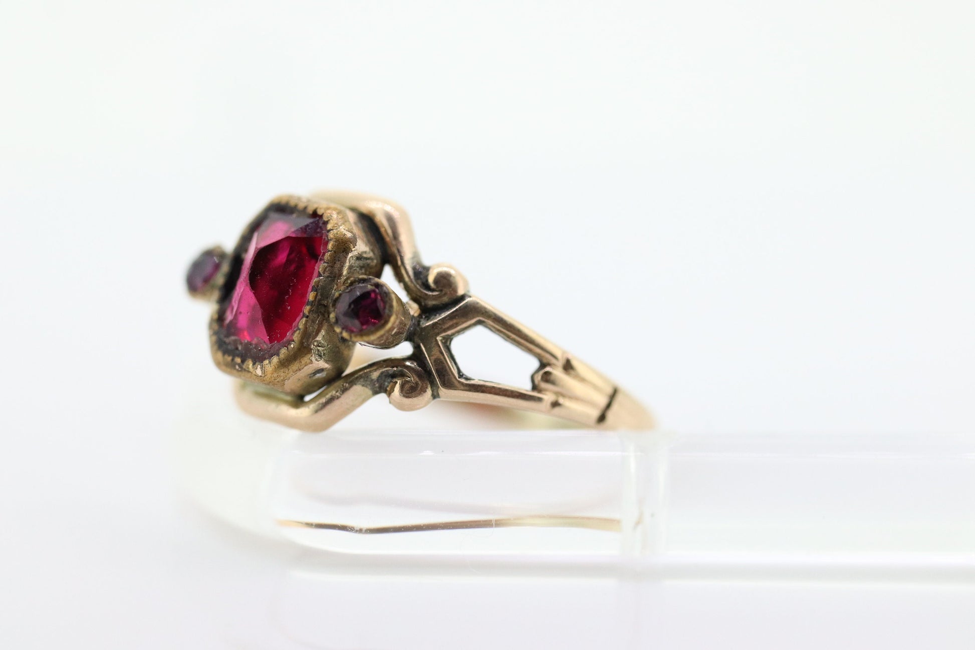 10k Victorian Bezel Set Garnet. Antique 10k Rose Gold oval garnet claw set solitaire. st(82)