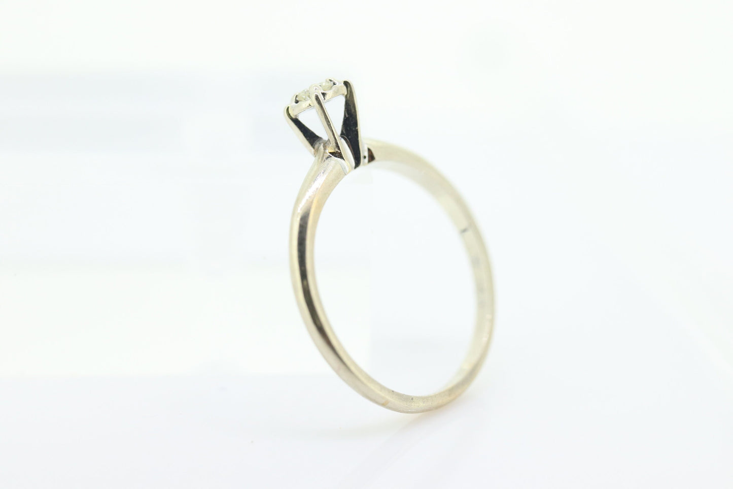 14k Diamond Solitaire. 14k White gold engraved illusion set diamond ring.st(69)