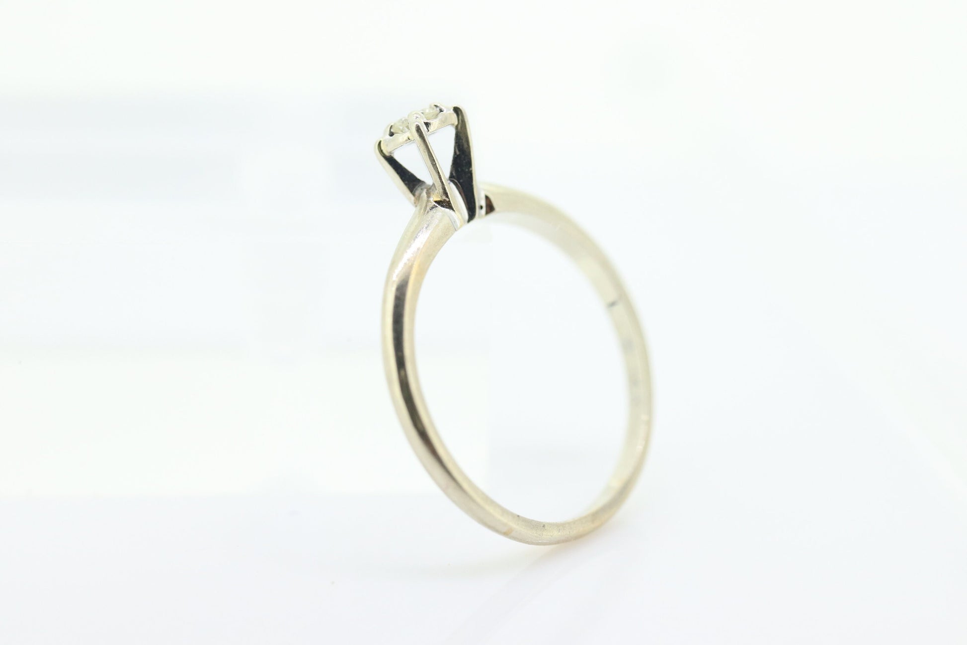 14k Diamond Solitaire. 14k White gold engraved illusion set diamond ring.st(69)