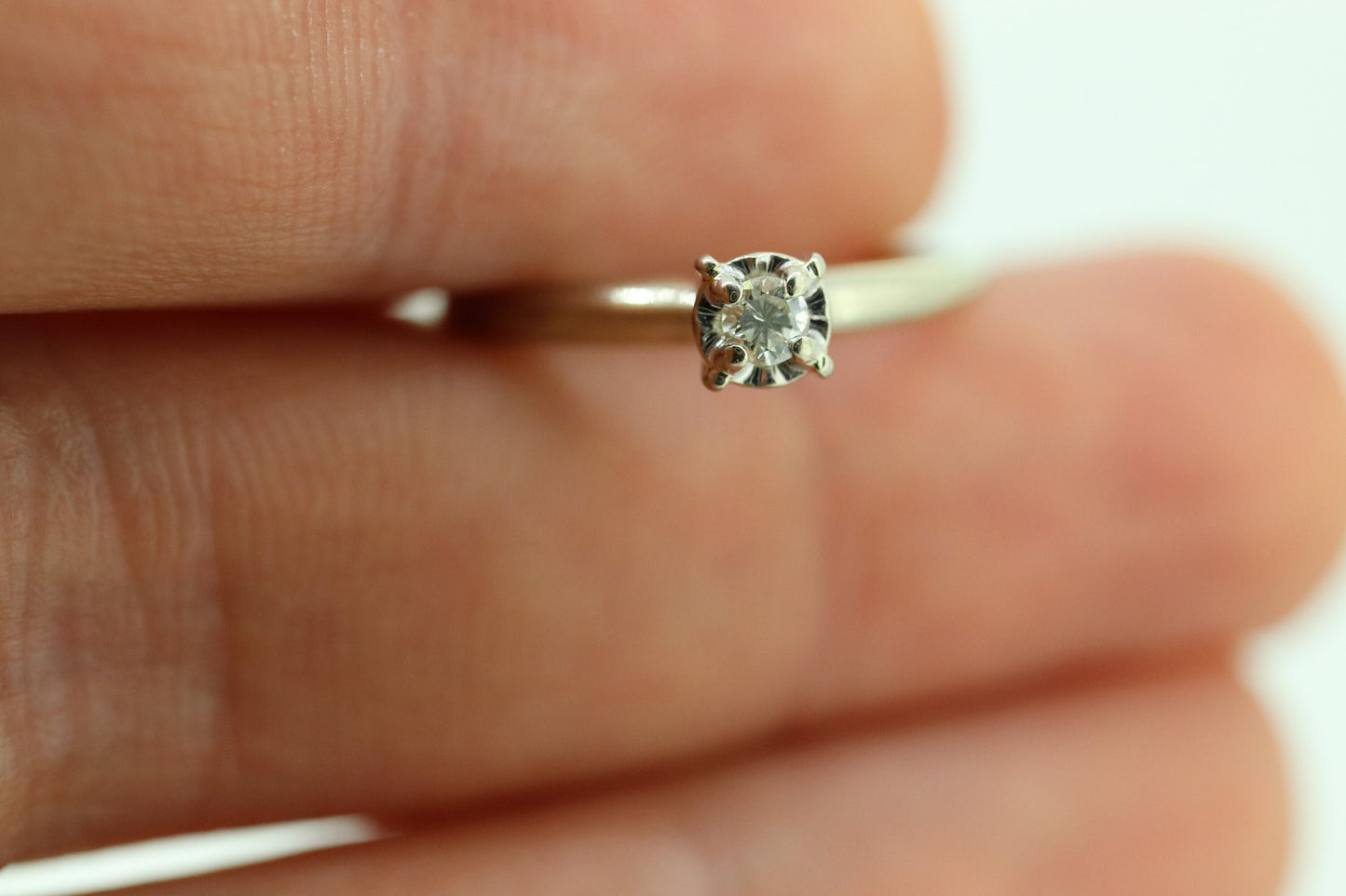 14k Diamond Solitaire. 14k White gold engraved illusion set diamond ring.st(69)