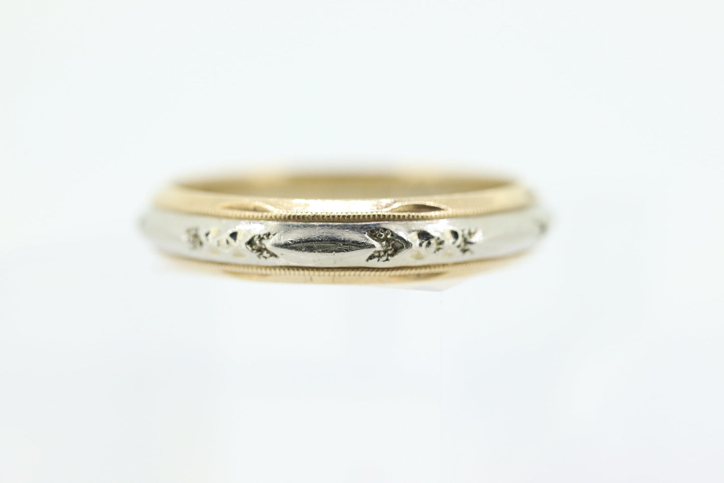 sz11 Engraved Gold band. 14k Two Tone White and Yellow wedding band. Stackable ring. Vintage 1940s. Tu-tone band. st(161/11)