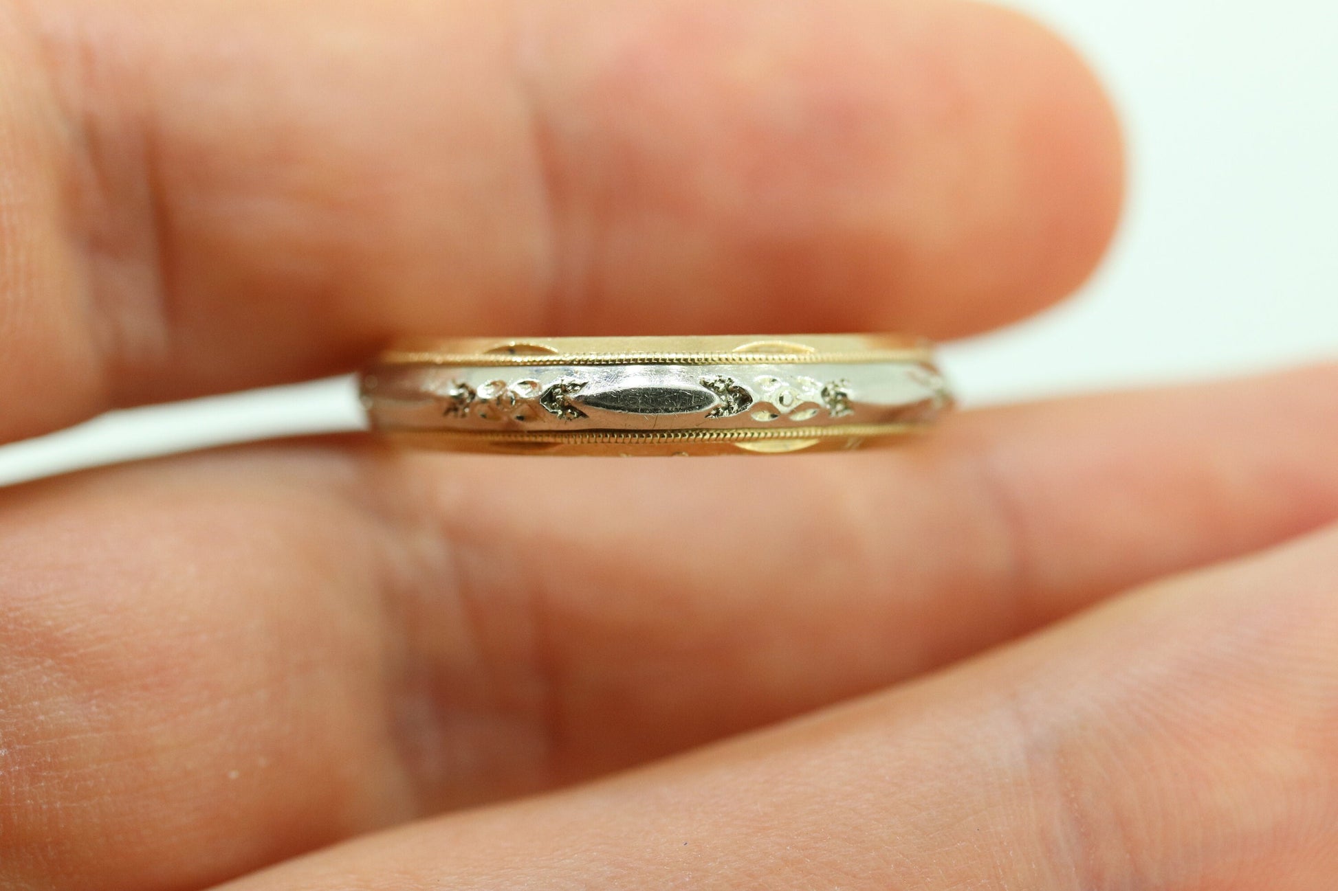 sz11 Engraved Gold band. 14k Two Tone White and Yellow wedding band. Stackable ring. Vintage 1940s. Tu-tone band. st(161/11)