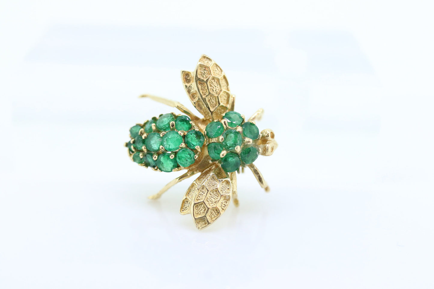 14k Bee Emerald Brooch. Bumble Bee Honey BEE. BEE brooch. with green Emerald set brooch pin. st(115/11)