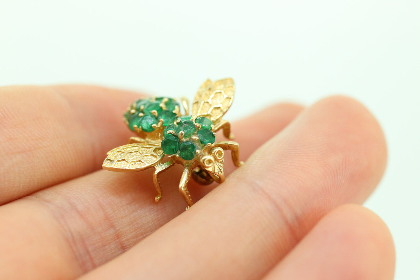 14k Bee Emerald Brooch. Bumble Bee Honey BEE. BEE brooch. with green Emerald set brooch pin. st(115/11)
