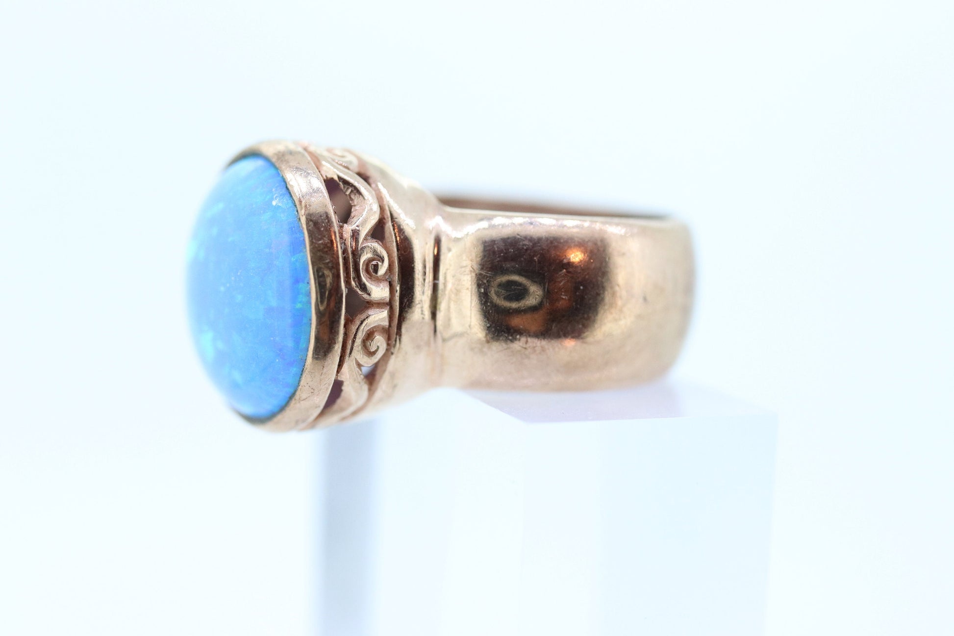 10k Large OPAL ring. 10k Rose Gold cabochon opal bezel set. Round Opal cabochon. st(109/11)