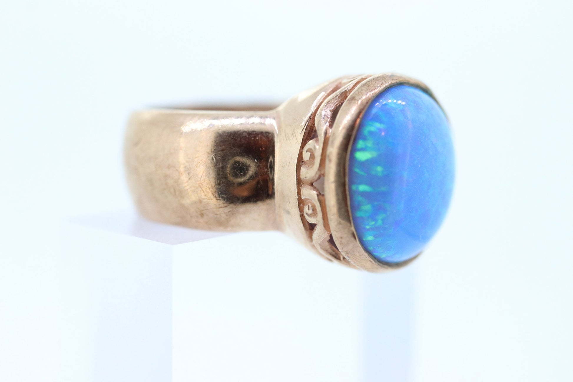 10k Large OPAL ring. 10k Rose Gold cabochon opal bezel set. Round Opal cabochon. st(109/11)