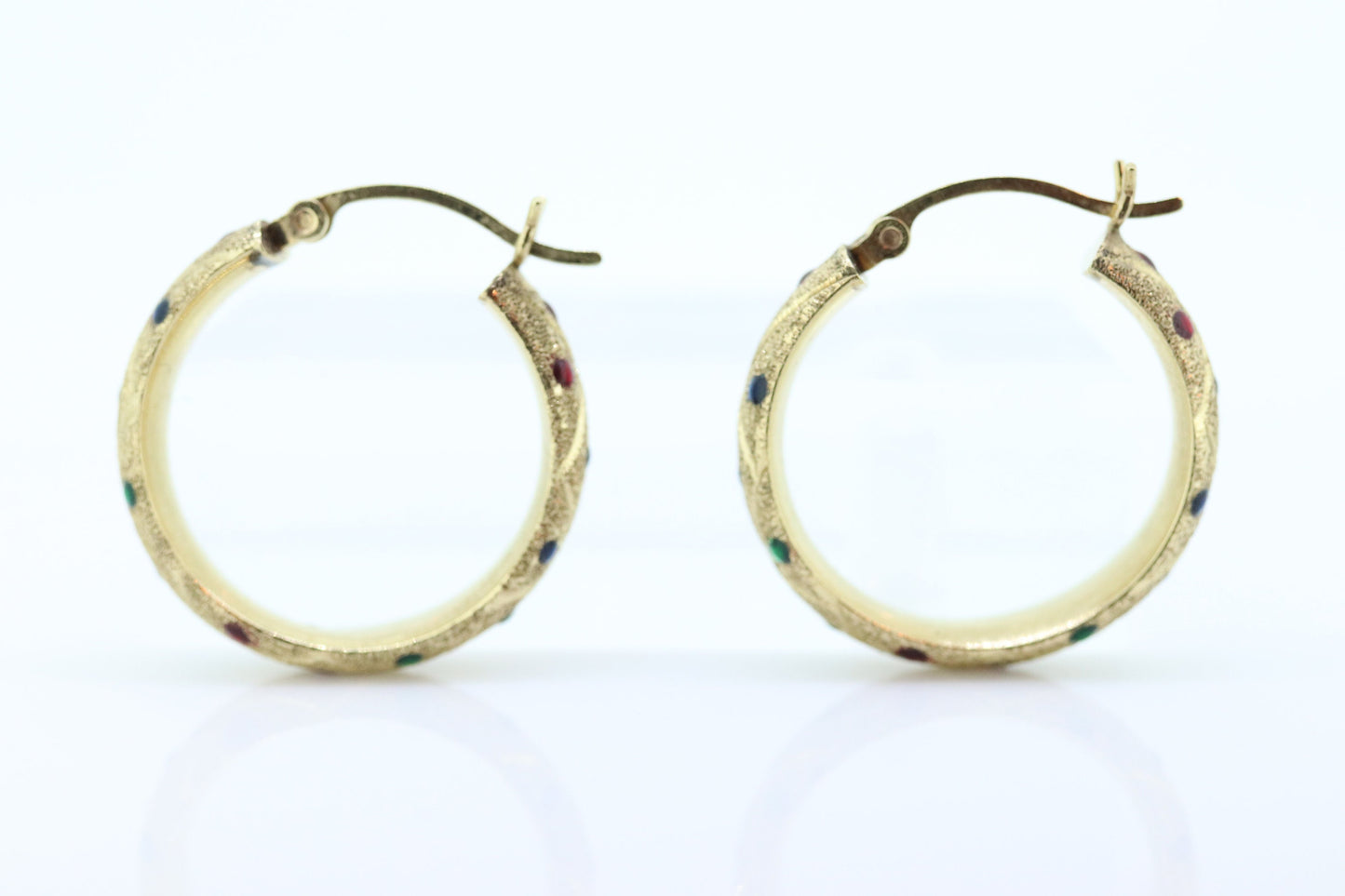 Hoop Earrings. 10k Yellow Gold. Textured Enamel Dot. Christmas Colors. Poka dot earrings. st(55/11)