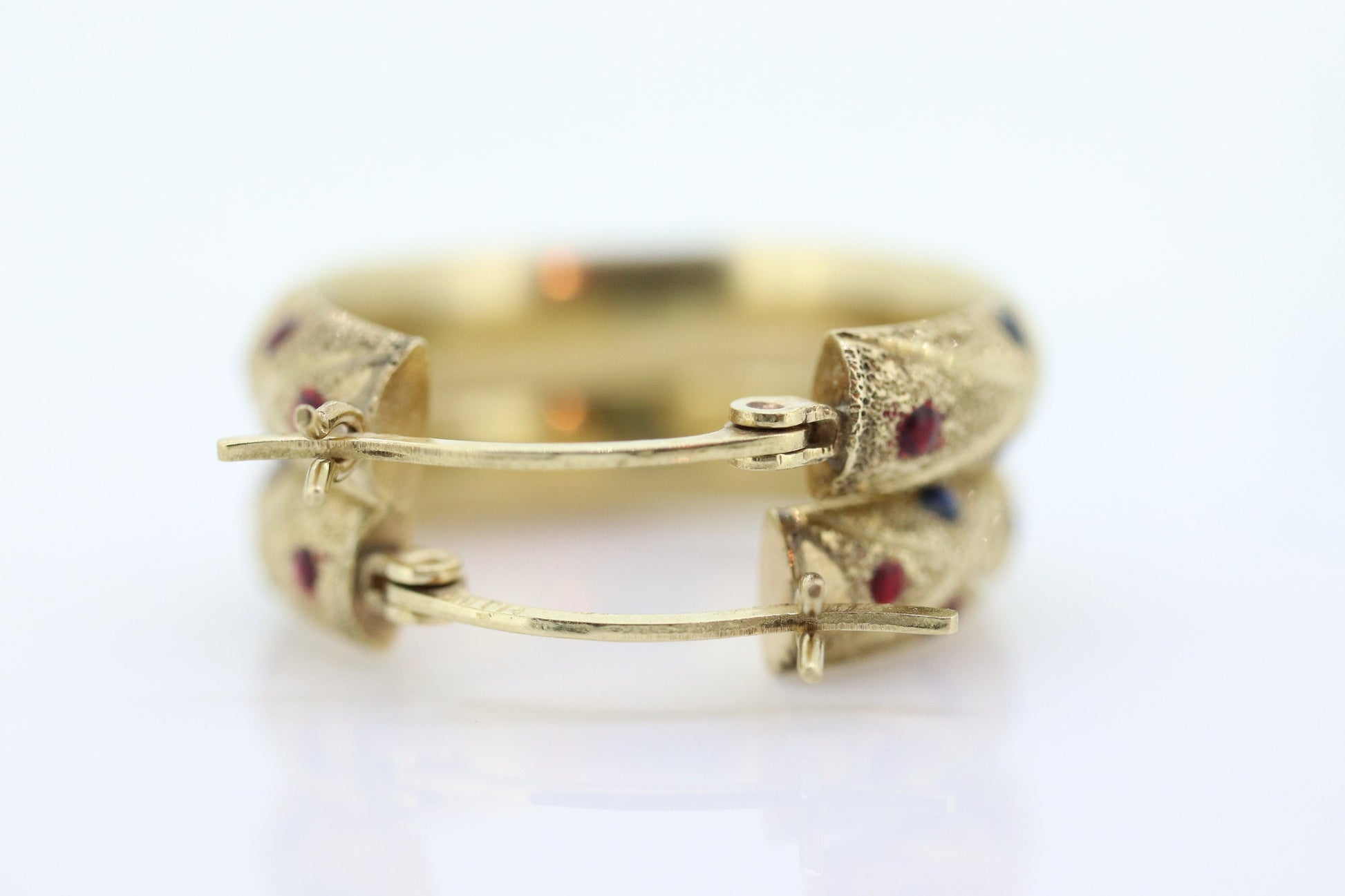 Hoop Earrings. 10k Yellow Gold. Textured Enamel Dot. Christmas Colors. Poka dot earrings. st(55/11)