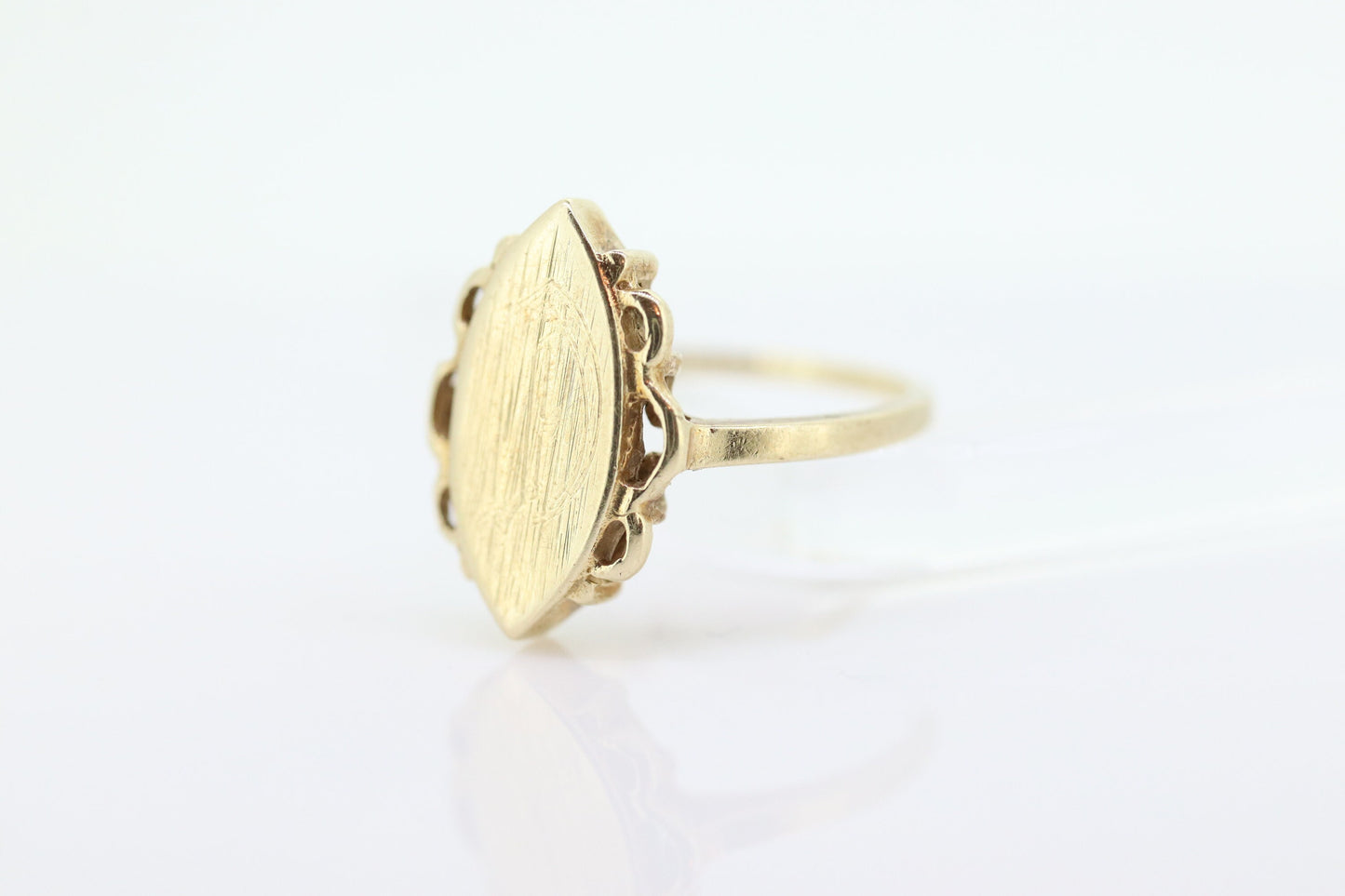Signet Midi Ring. 10k Yellow gold. Engraved letter D. Initial D Ring. Engravable Signet ring. MONOGRAMMED D st(63/25)
