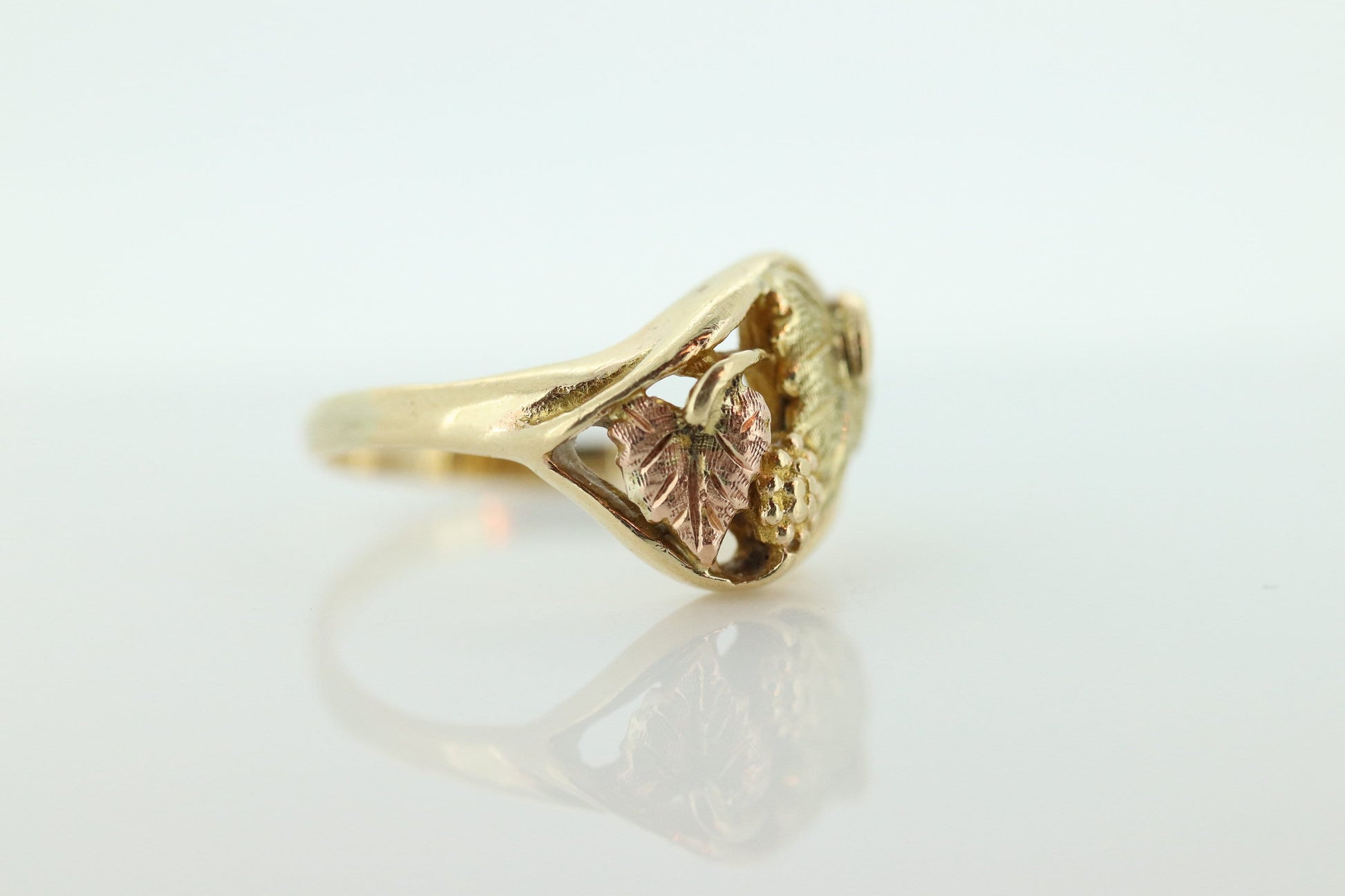 Black Hills Gold Ring. 10k Multi-Tone Gold. Black Hills Gold Design with Tricolor Leaves. St(92)