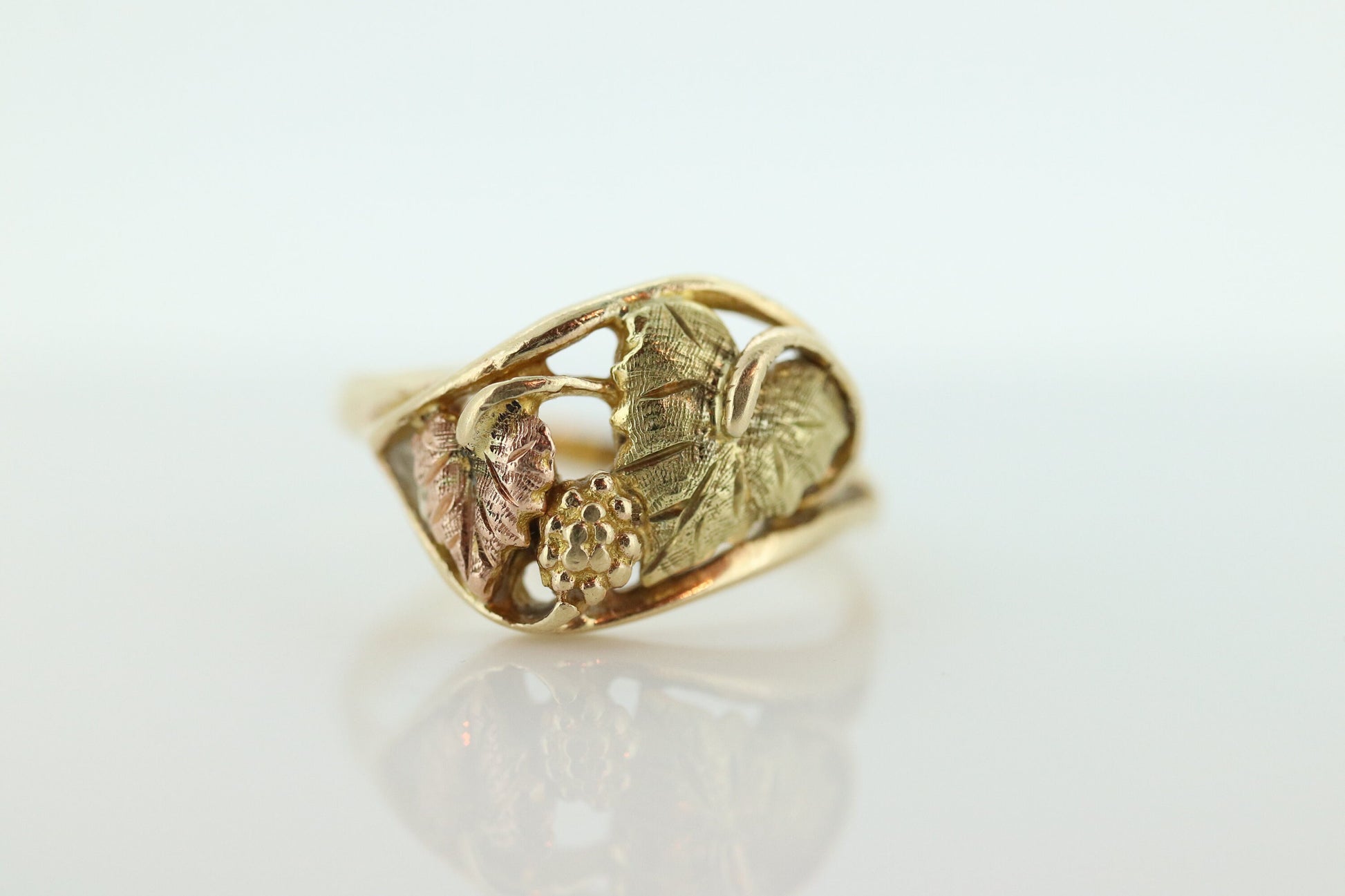 Black Hills Gold Ring. 10k Multi-Tone Gold. Black Hills Gold Design with Tricolor Leaves. St(92)