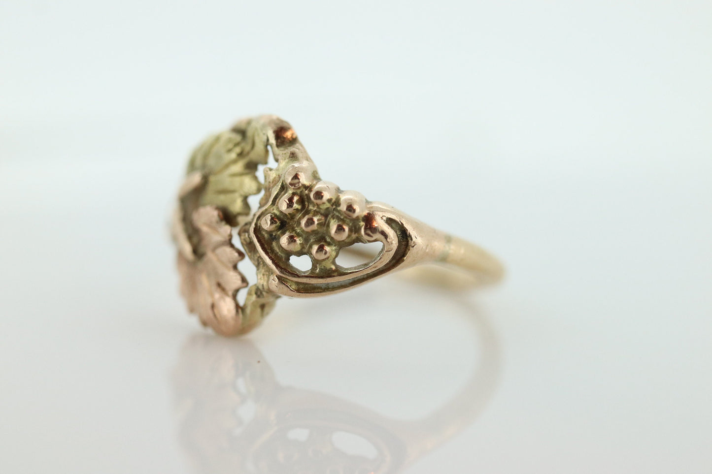 Black Hills Gold Ring. 10k Black Hills Gold band. Vintage Black Hills gold. sz 6.5 st(86/25)