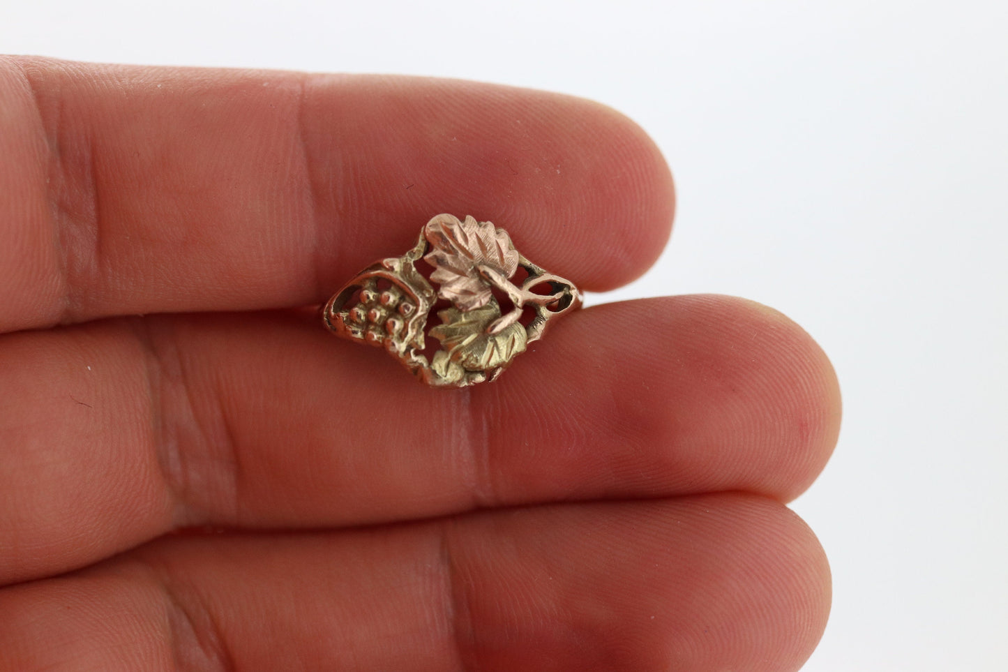 Black Hills Gold Ring. 10k Black Hills Gold band. Vintage Black Hills gold. sz 6.5 st(86/25)