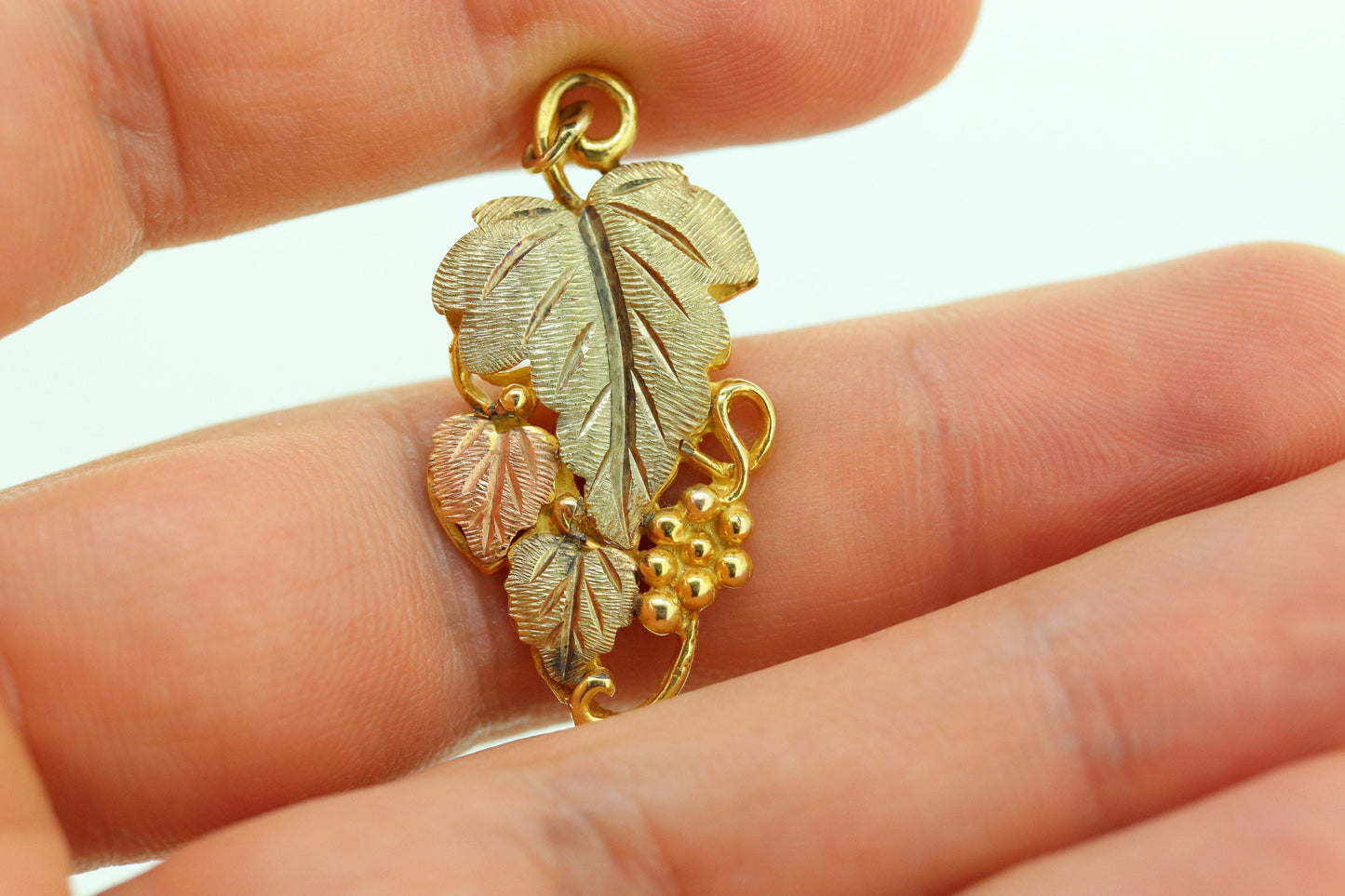 10k 12k Black Hills Gold Pendant. Black Hills Gold Vine Leaves Charm st(54/63)