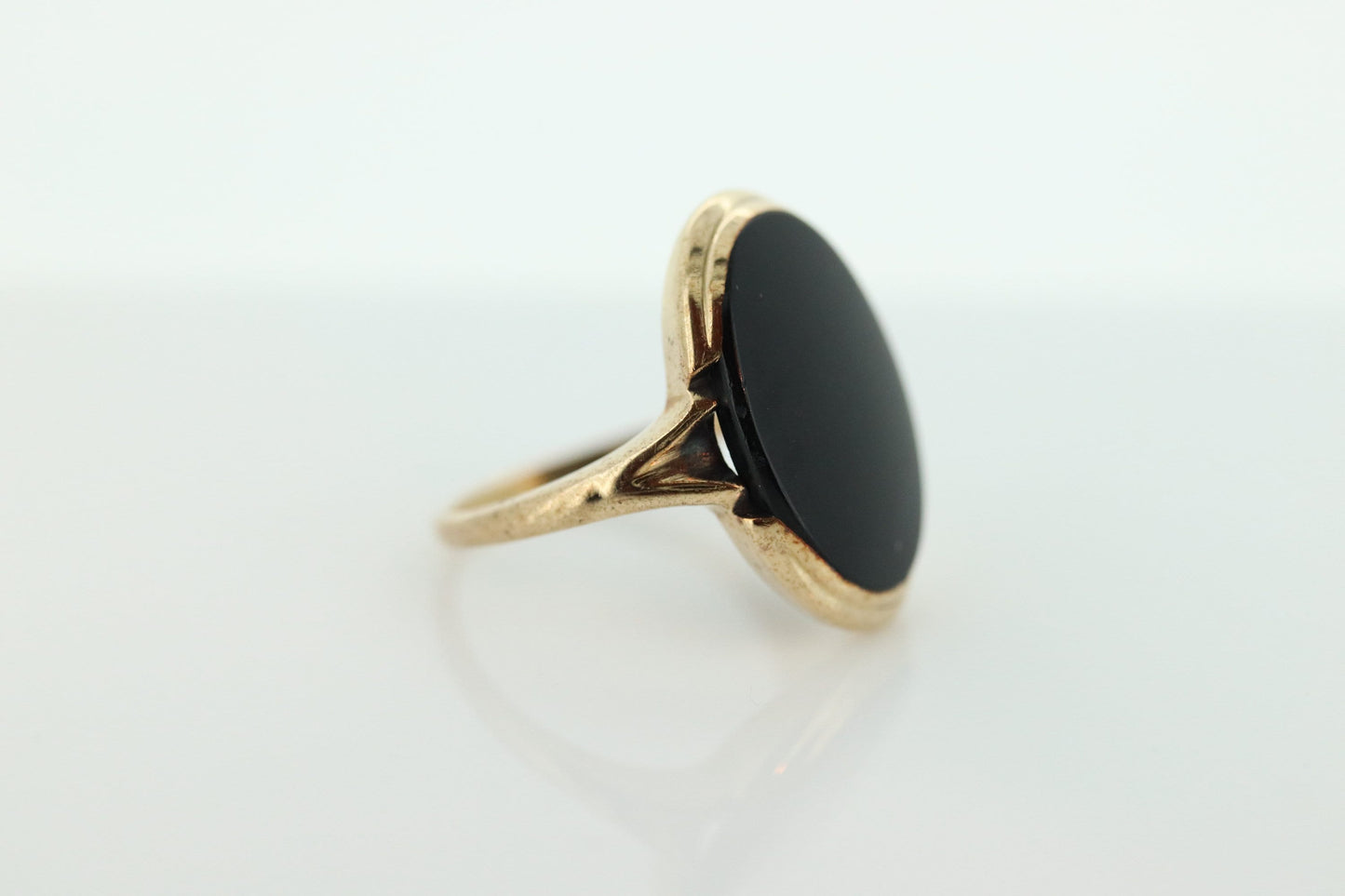 10k ONYX ring. Bezel set Slim Oval Onyx signet ring. 1930s Vintage. Mourning ring. st(83/37)