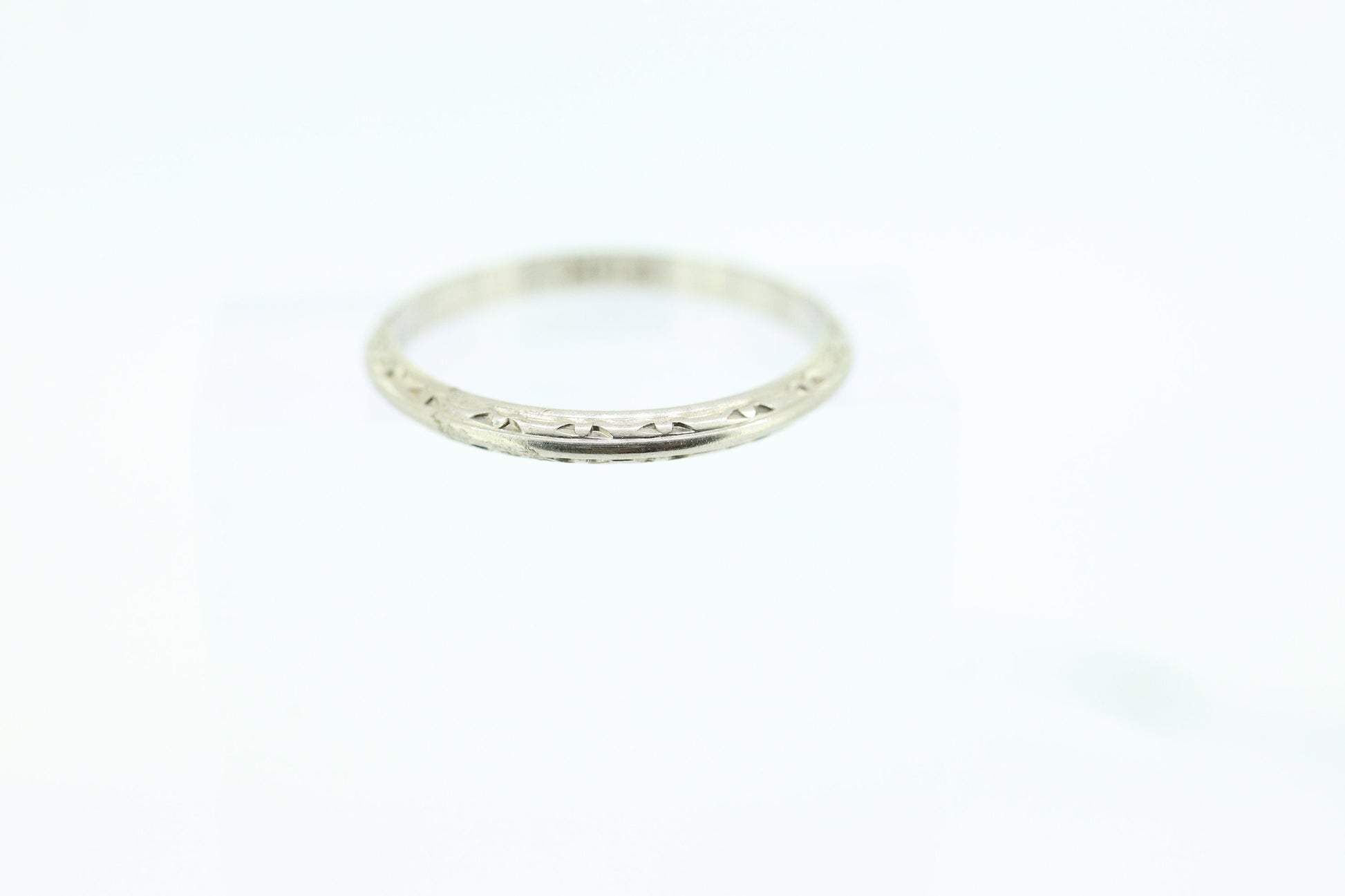 14k Art Deco Flower Engraved Design  Band. Knife Edge Ring. Engraved. st(61)