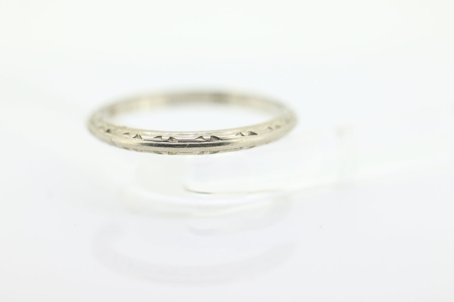 14k Art Deco Flower Engraved Design  Band. Knife Edge Ring. Engraved. st(61)