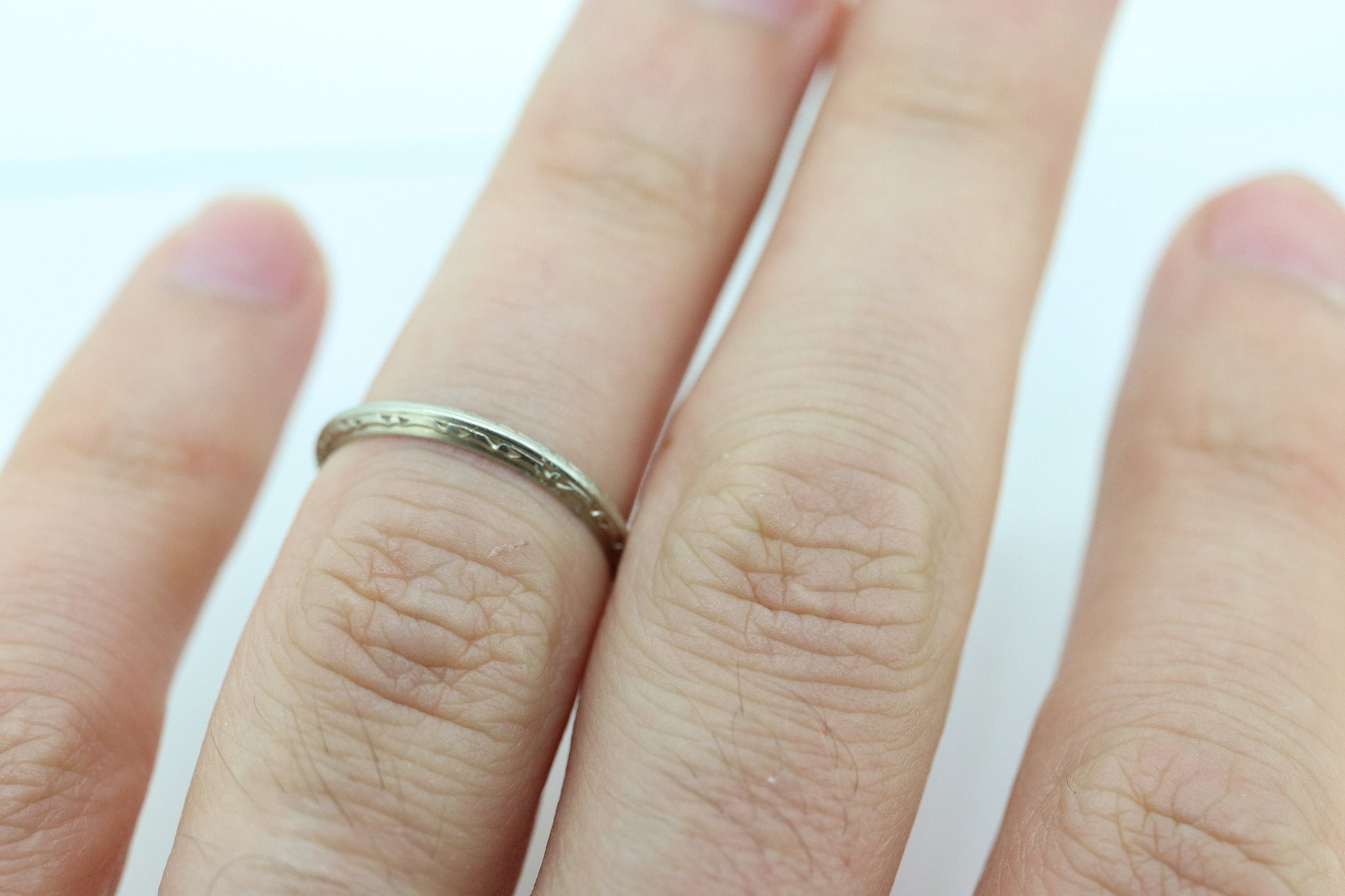 14k Art Deco Flower Engraved Design  Band. Knife Edge Ring. Engraved. st(61)